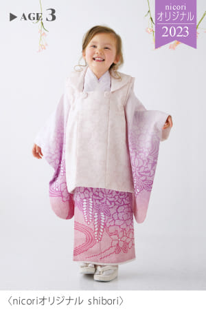 nicoriオリジナルbotan 牡丹 被布ベストに描かれた白い牡丹と淡い山吹色の3歳用女の子着物