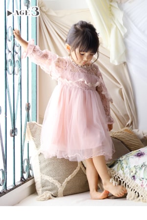 レースと膝丈のチュール裾が揺れる3歳用女の子ピンクドレス
