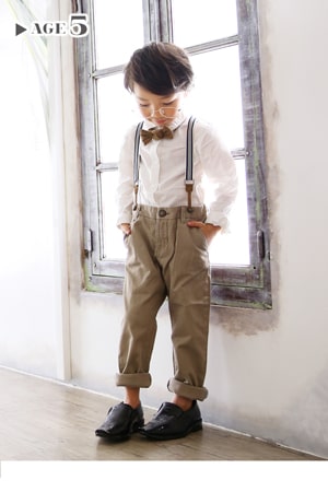 ブラウンの蝶ネクタイとパンツの5歳用ナチュラルコーデ衣装