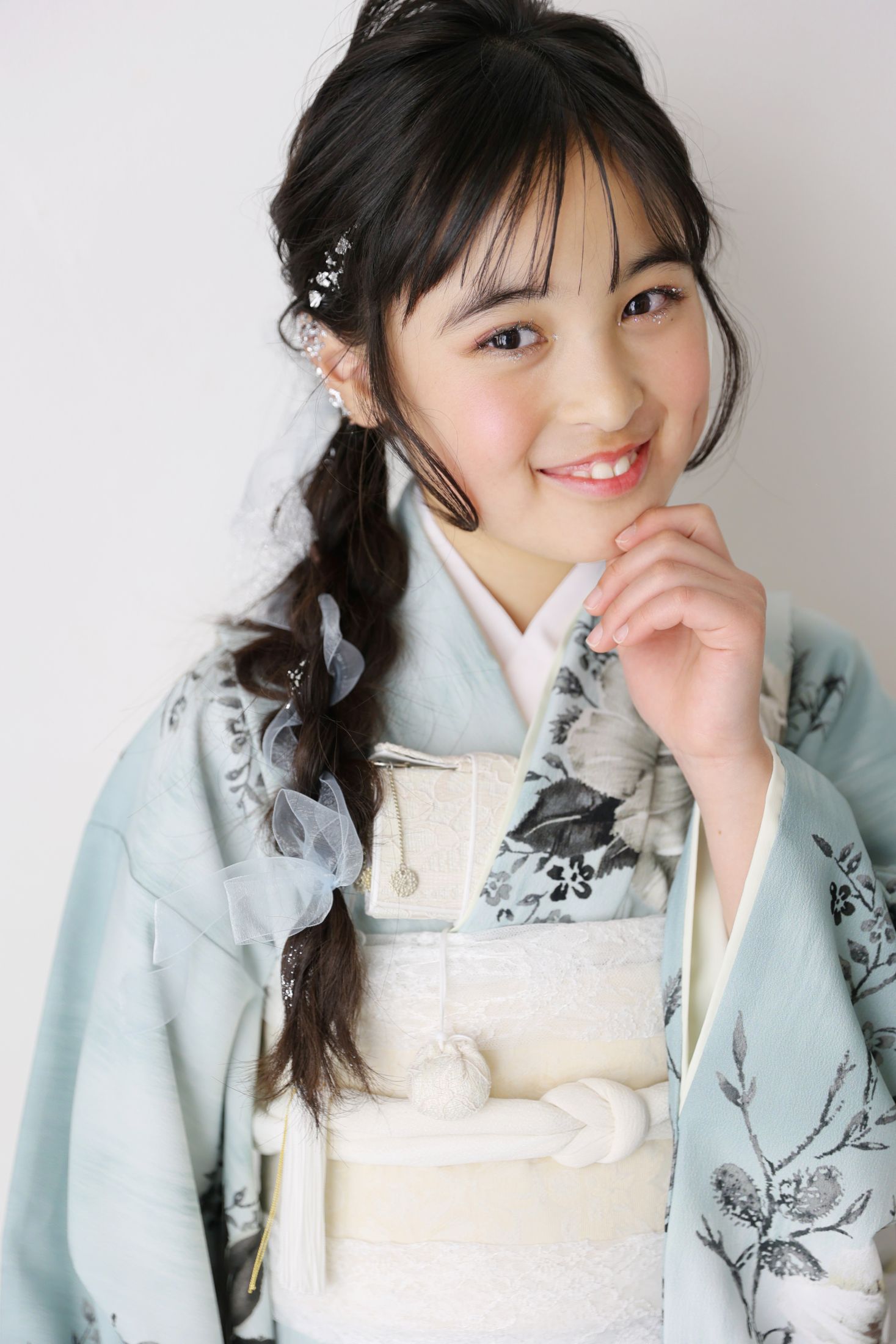 着物を着た10歳の女の子。テラスモールまつどでの1/2成人式のスタジオ撮影。店舗住所：千葉県松戸市八ヶ崎二丁目8-1 テラスモール松戸3F