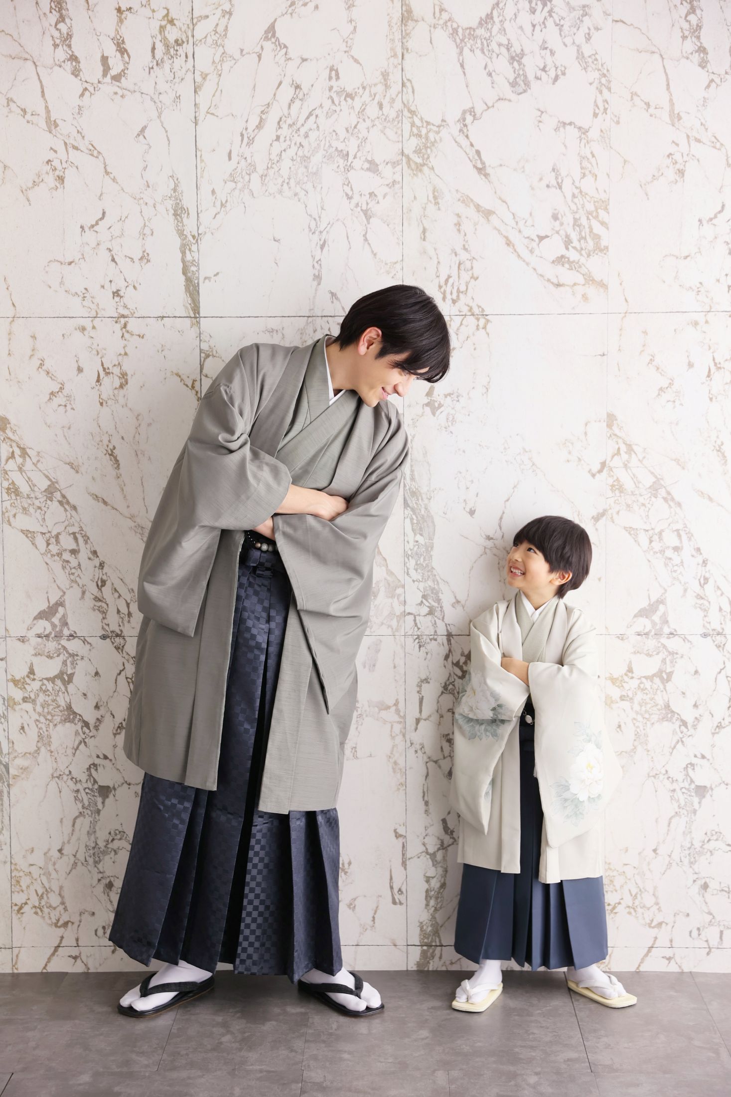 着物、羽織袴を着た5歳の男の子。りんくうシークルで、親子で七五三のスタジオ撮影。家族写真。店舗住所：大阪府泉佐野市りんくう往来南3 りんくうプレジャータウンシークル 1F