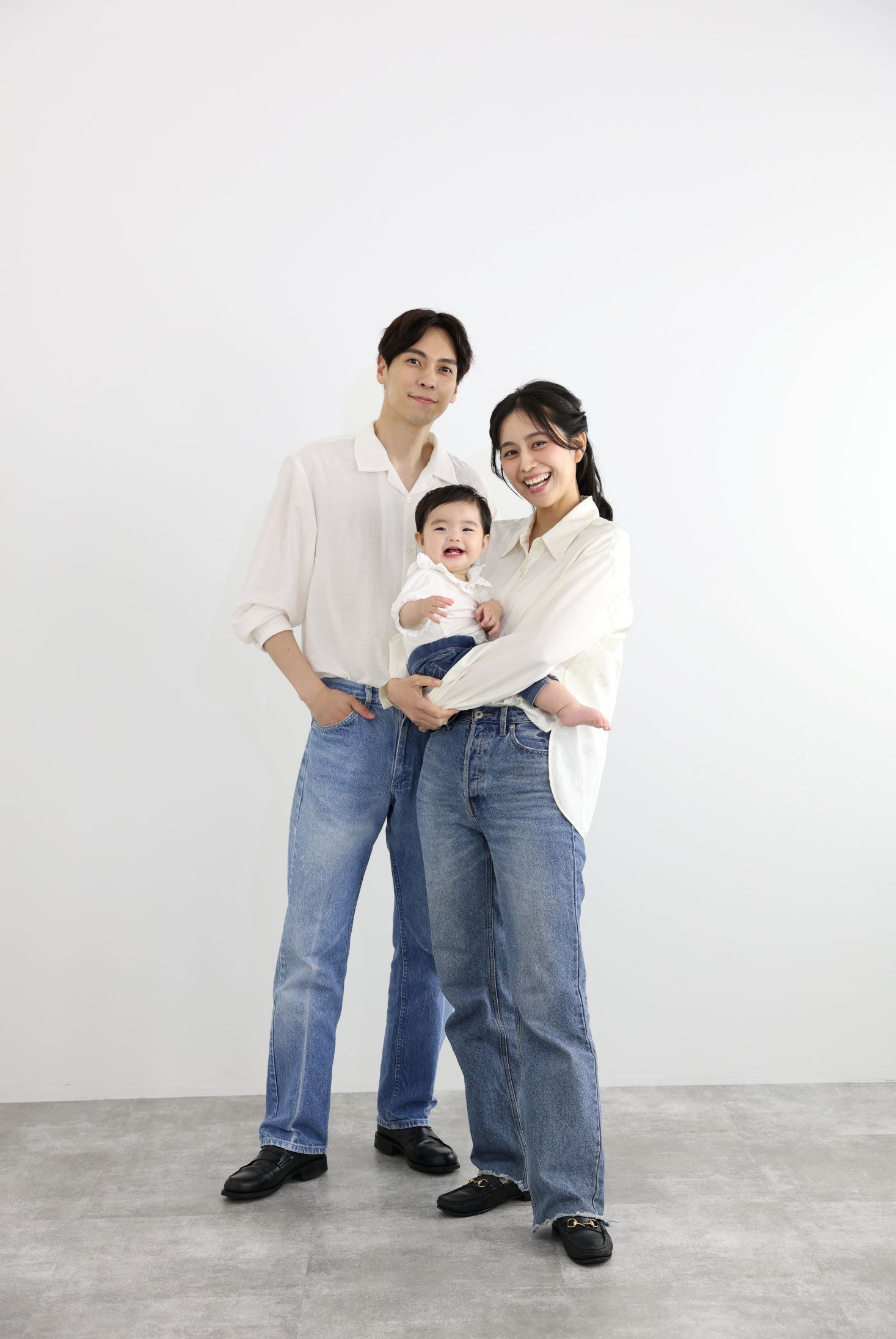 カジュアルな赤ちゃんとパパ・ママとの家族写真の撮影。ららぽーと立川でのスタジオ撮影。私服でお揃いコーデ。誕生日撮影。東京都立川市泉町935-1 ららぽーと立川立飛 3F