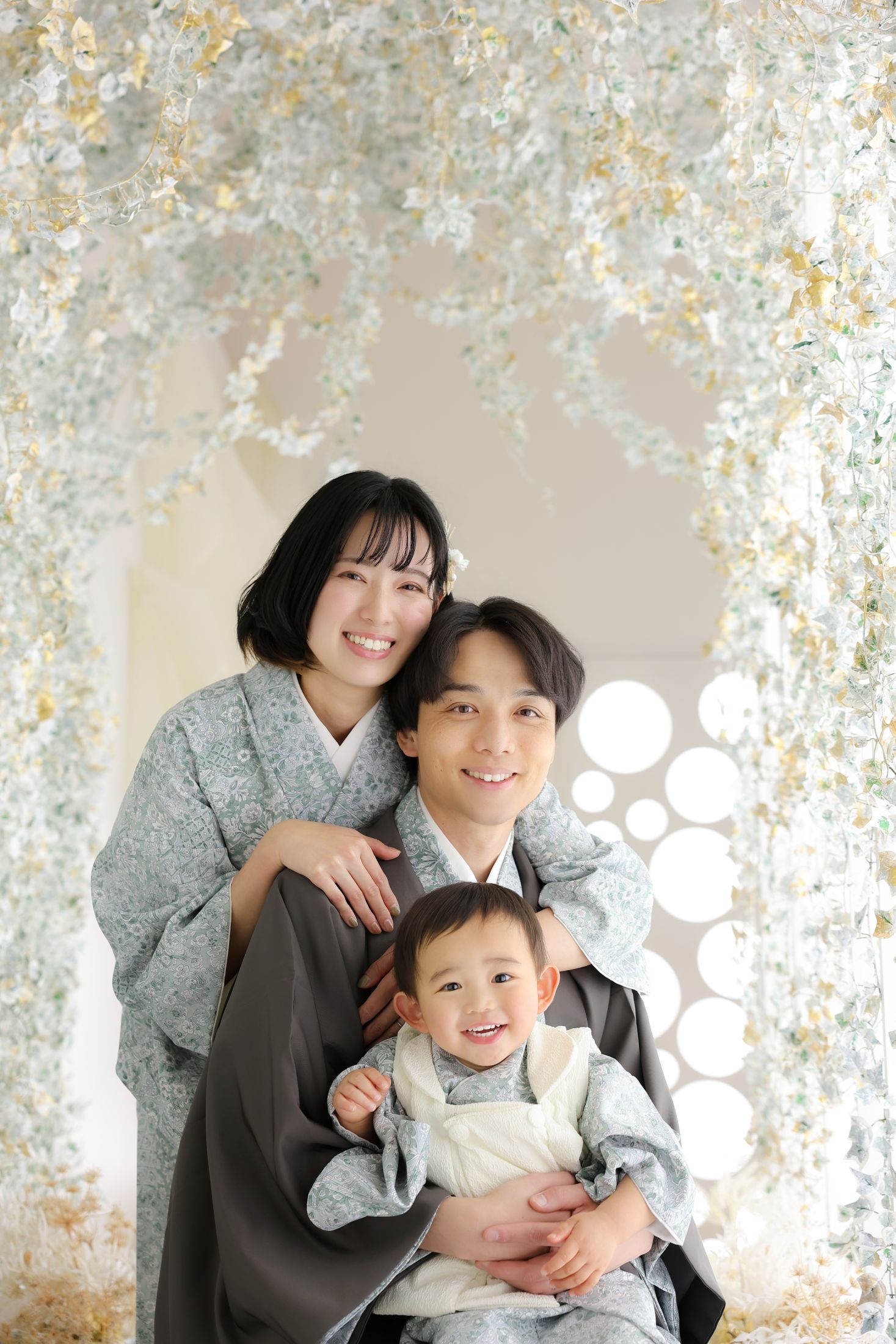 着物を着た3歳の男の子。家族。セブンパーク天美での七五三のスタジオ撮影。店舗住所：大阪府松原市天美東3-500 セブンパーク天美 2F
