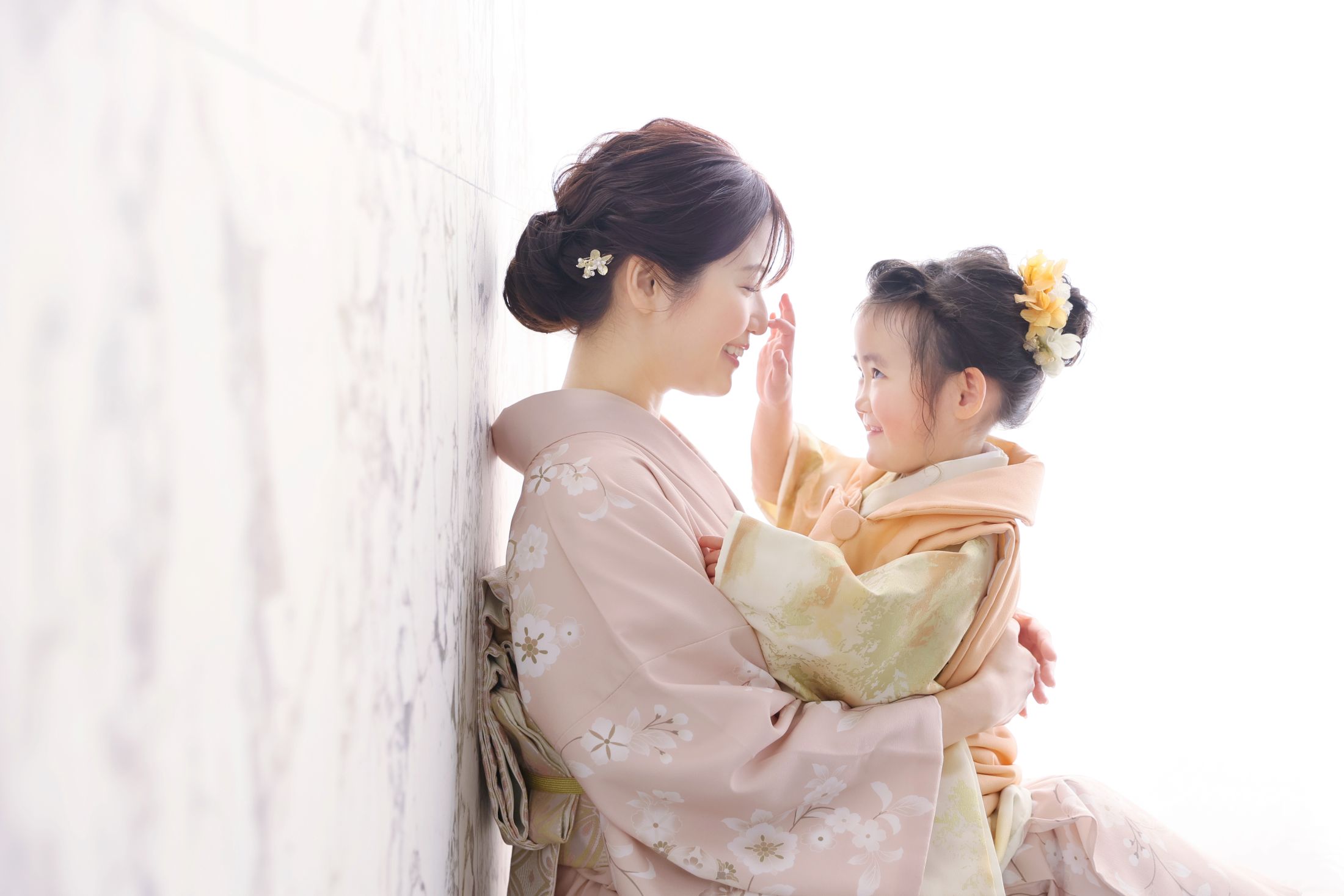 着物を着た3歳の女の子。りんくうシークルで家族で七五三のスタジオ撮影。家族写真。店舗住所：大阪府泉佐野市りんくう往来南3 りんくうプレジャータウンシークル 1F