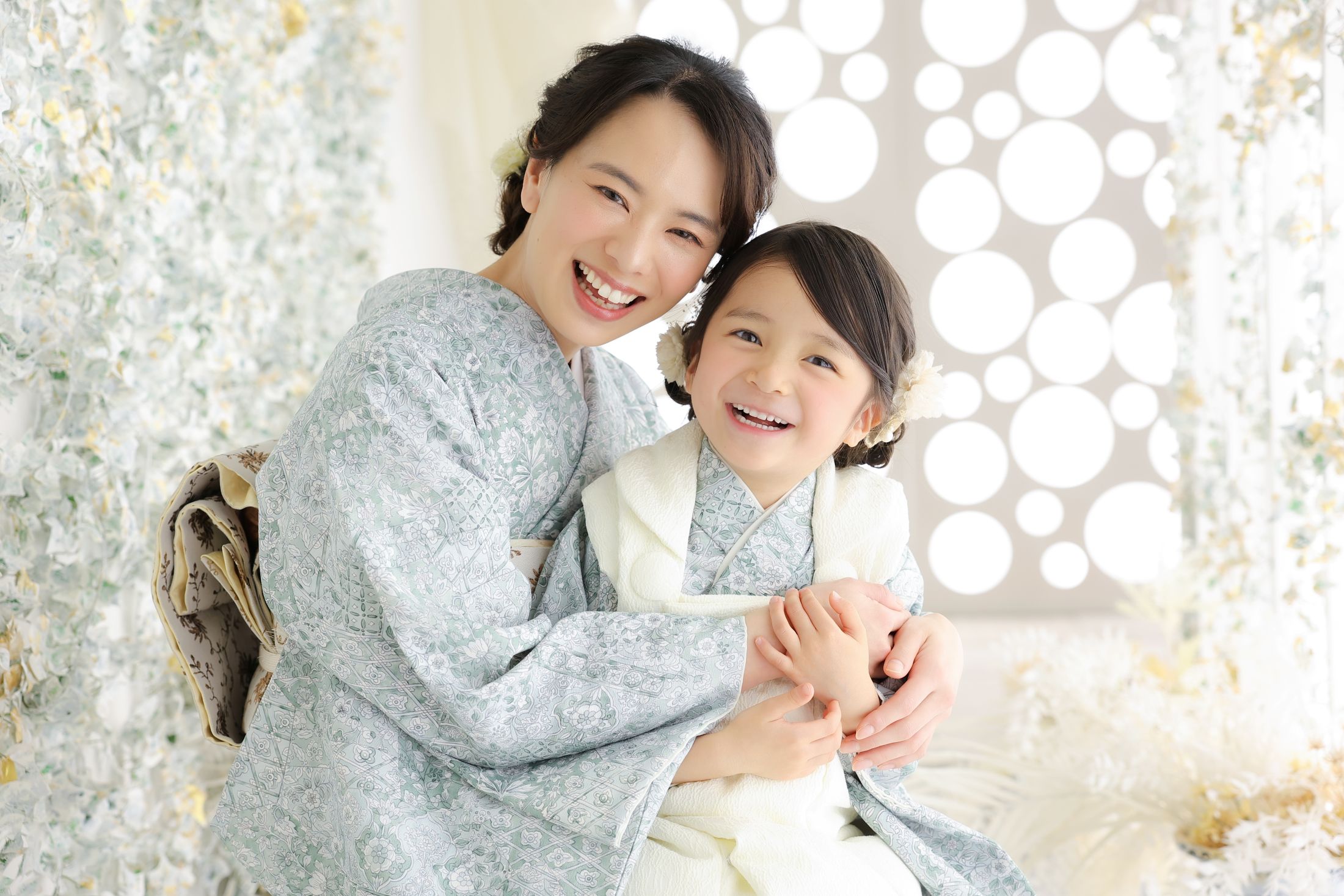 着物を着た5歳の女の子。家族。セブンパーク天美での七五三のスタジオ撮影。店舗住所：大阪府松原市天美東3-500 セブンパーク天美 2F