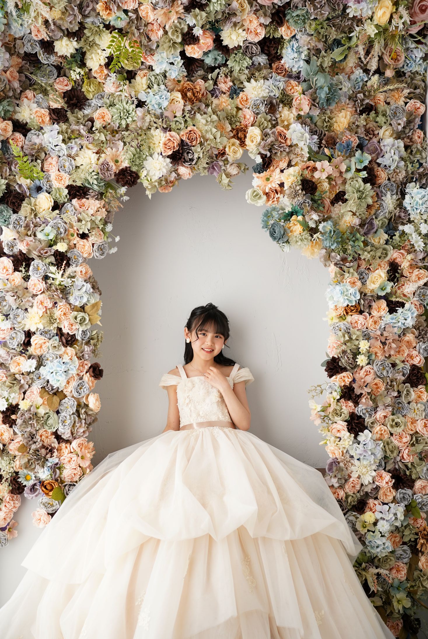 ドレスを着た７歳の女の子。ららぽーと立川での七五三のスタジオ撮影。東京都立川市泉町935-1 ららぽーと立川立飛 3F