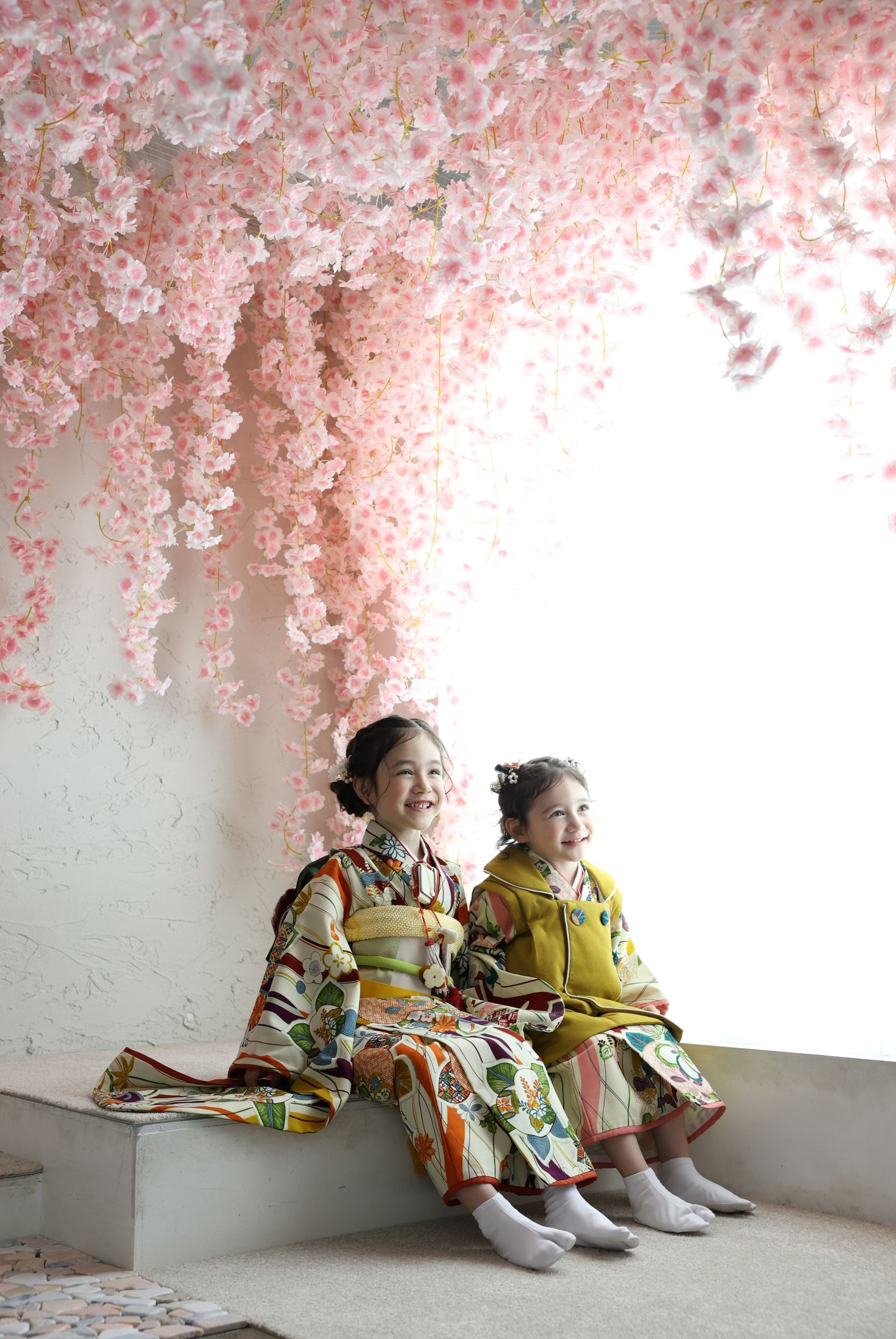 着物を着た7歳の女の子と3歳の女の子の姉妹。おおとりでの七五三のスタジオ撮影。店舗住所：大阪府堺市西区鳳西町1-77-8