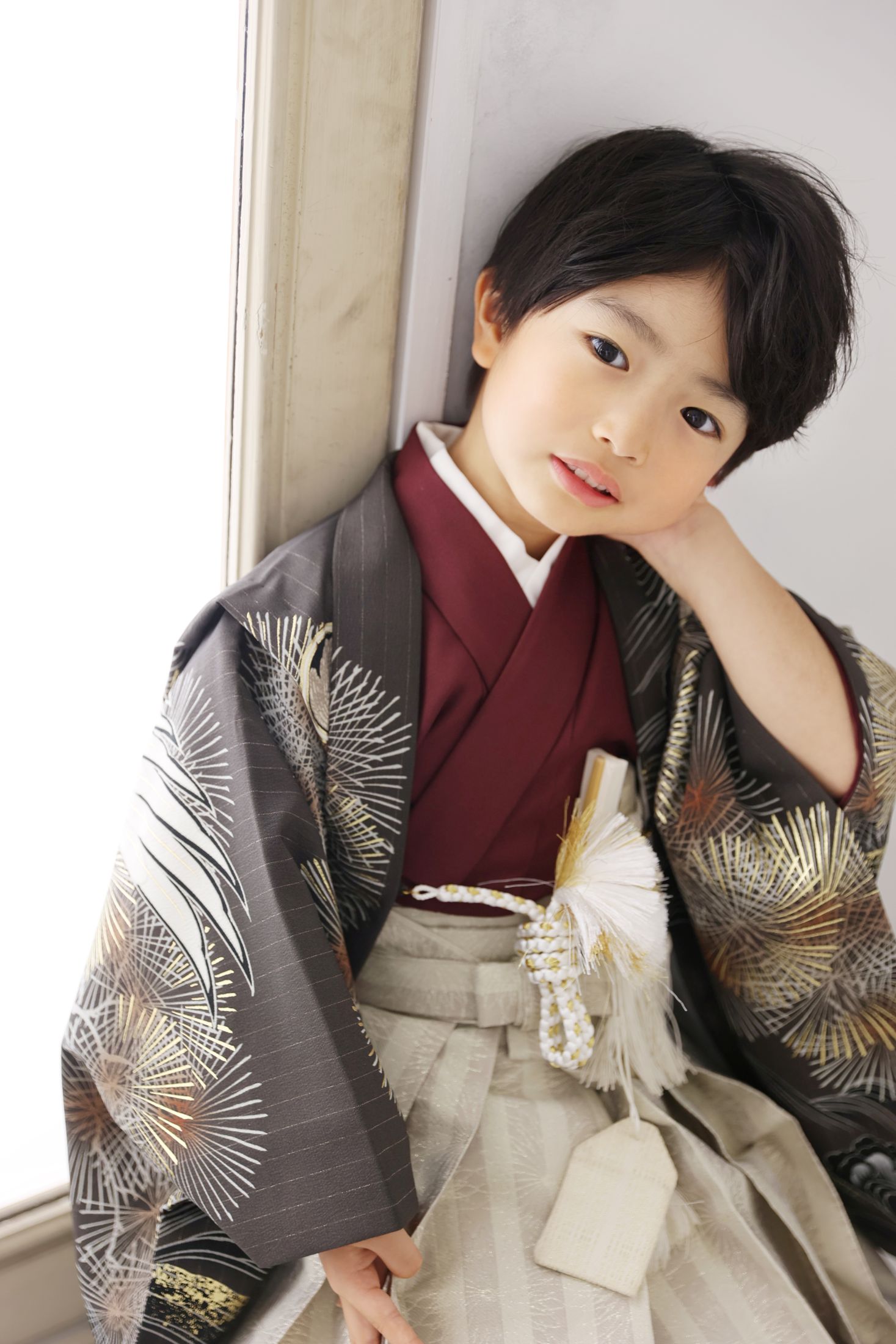 着物、羽織袴を着た5歳の男の子。りんくうシークルでの七五三のスタジオ撮影。店舗住所：大阪府泉佐野市りんくう往来南3 りんくうプレジャータウンシークル 1F