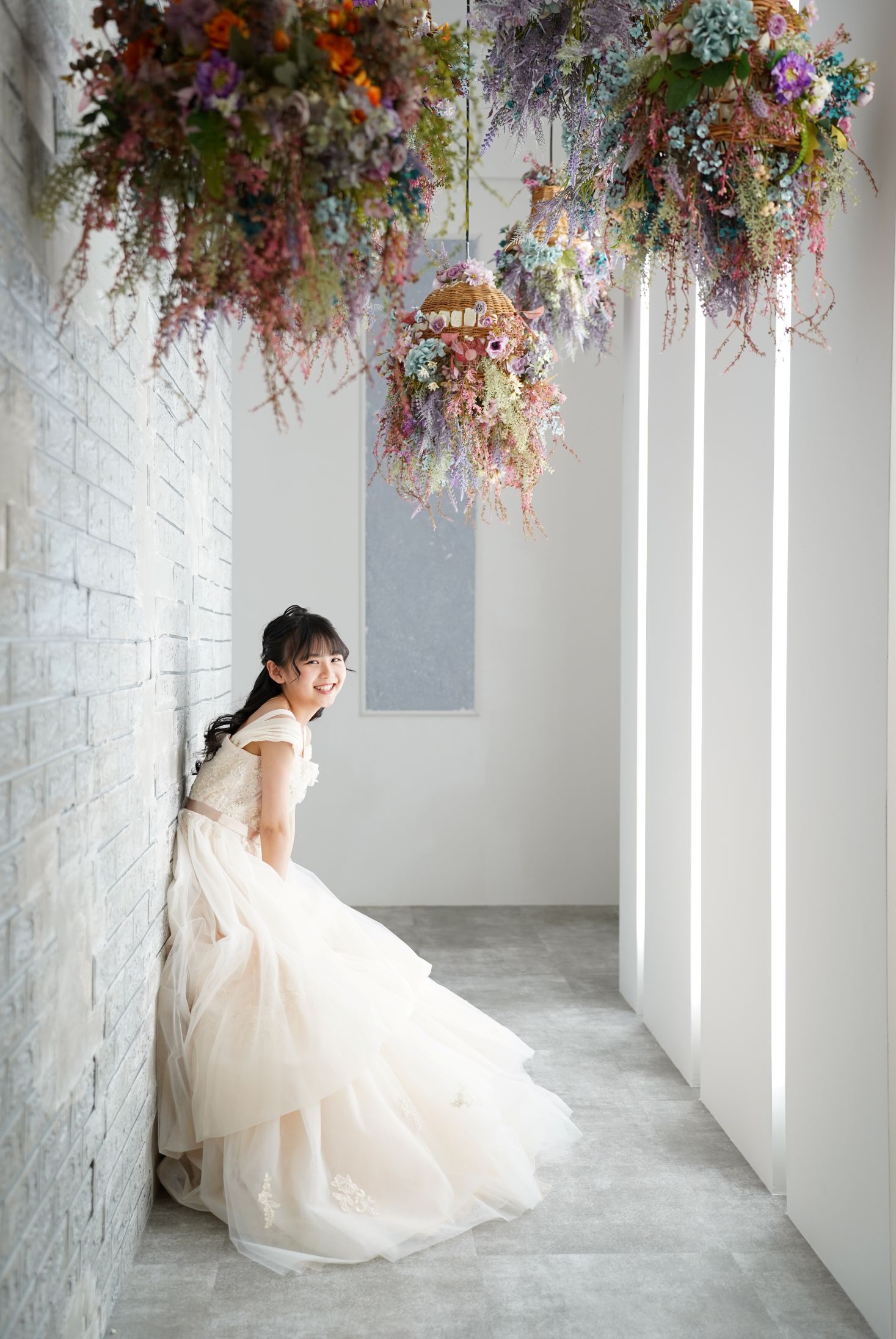 ドレスを着た７歳の女の子。ららぽーと立川での七五三のスタジオ撮影。東京都立川市泉町935-1 ららぽーと立川立飛 3F
