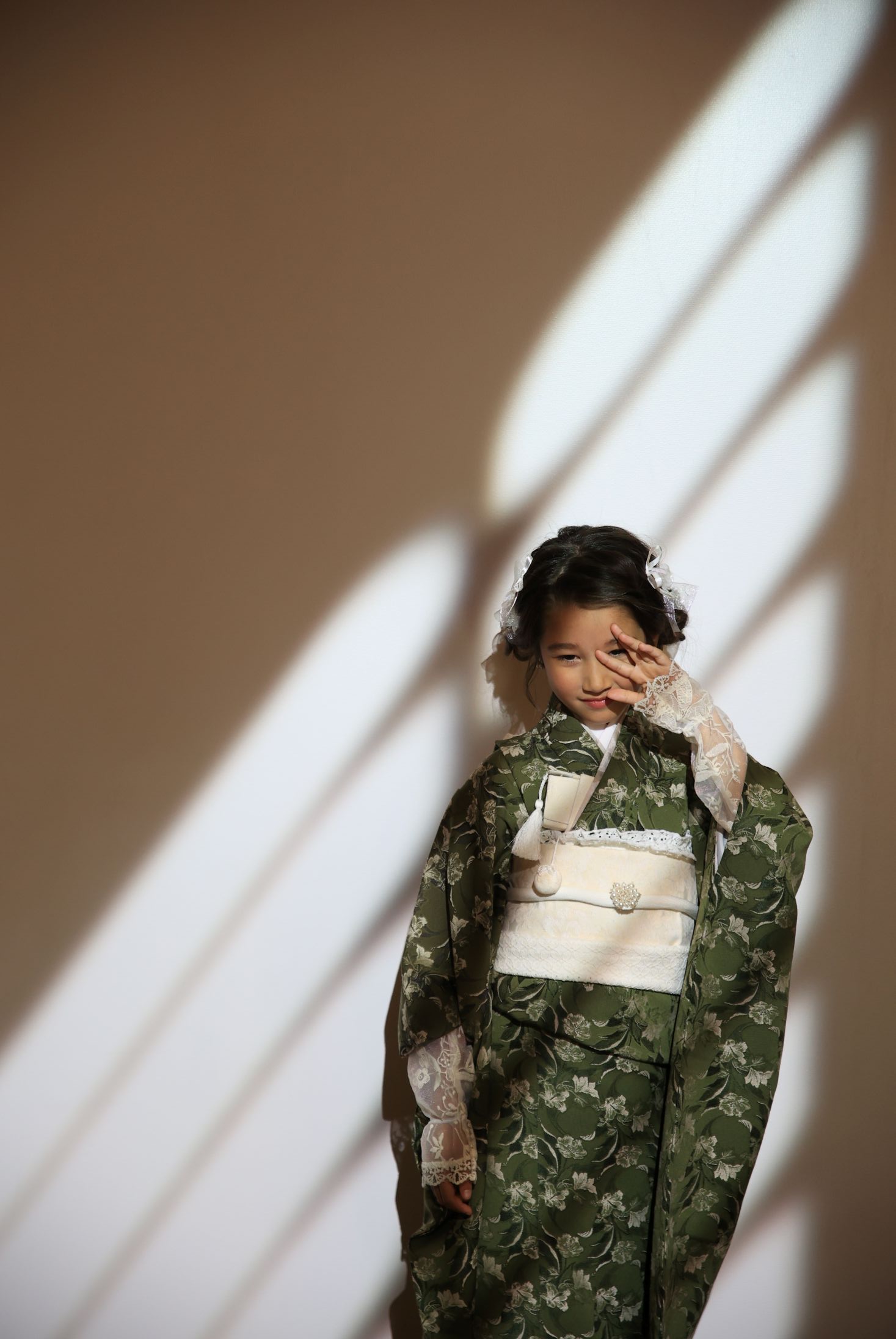 着物を着た7歳の女の子。ららぽーと甲子園での七五三のスタジオ撮影。兵庫県西宮市甲子園八番町1-100 2F