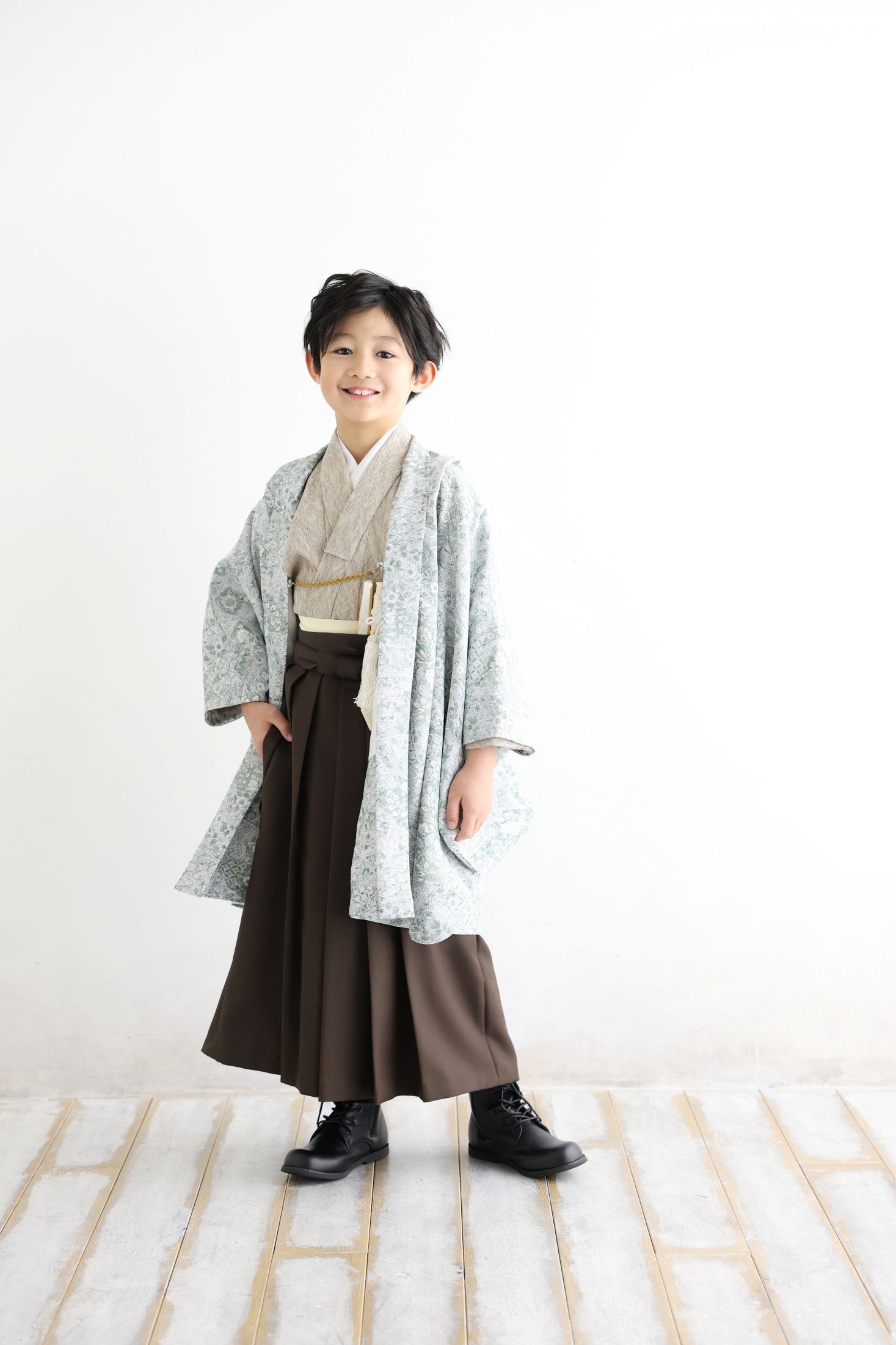 着物、羽織袴を着た7歳の男の子。おおとりでの七五三のスタジオ撮影。店舗住所：大阪府堺市西区鳳西町1-77-8