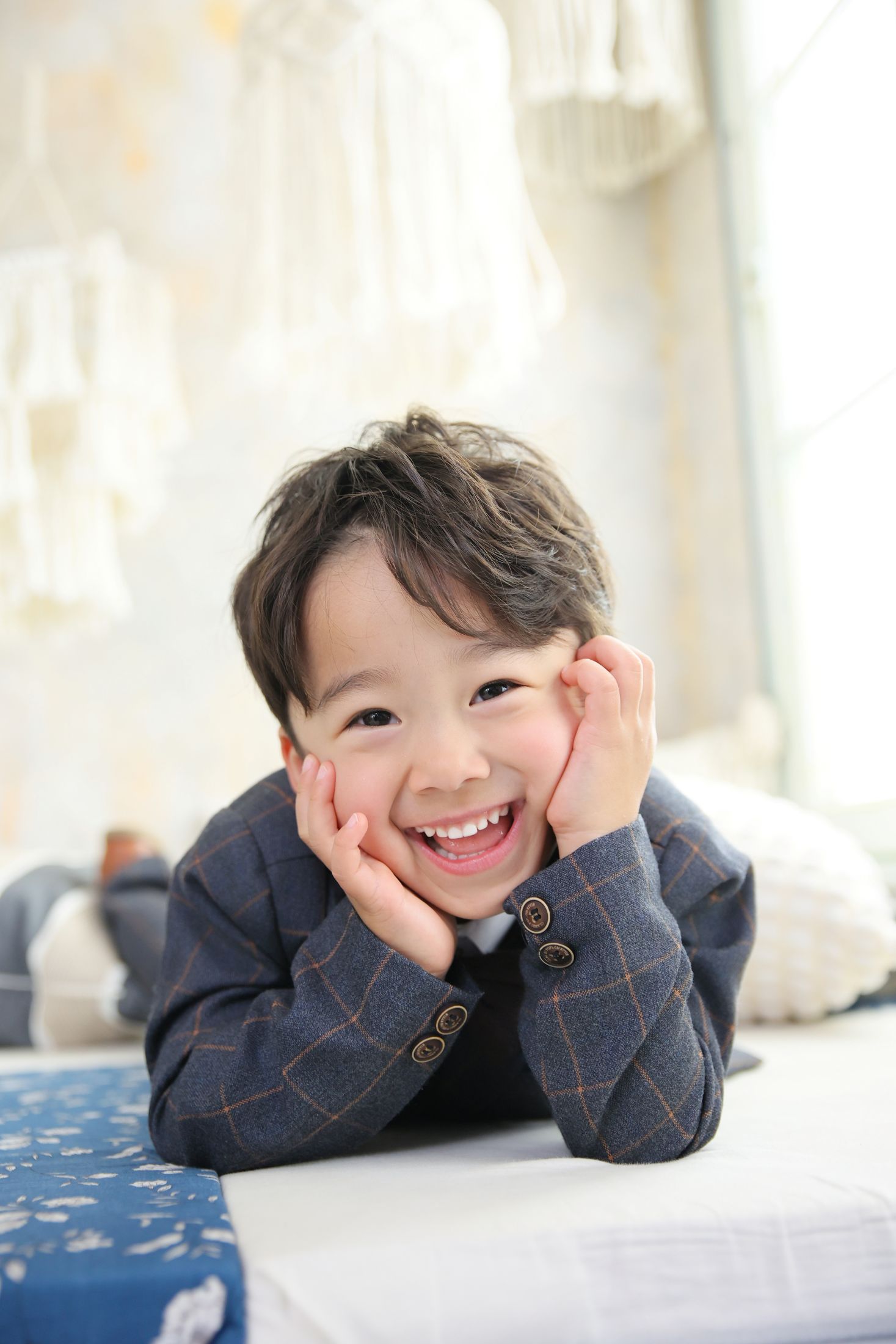 スーツを着た5歳の男の子。ららぽーと甲子園での七五三のスタジオ撮影。兵庫県西宮市甲子園八番町1-100 2F