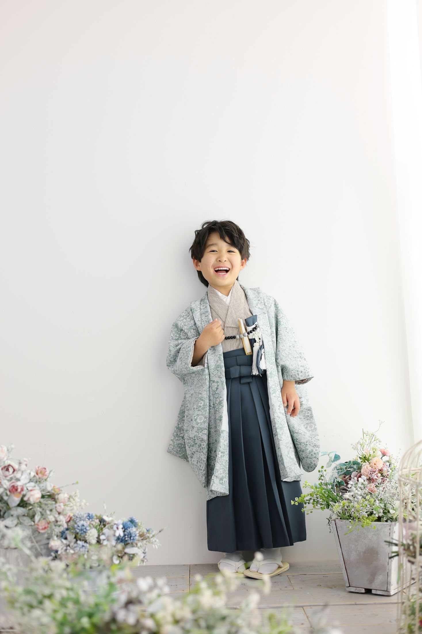 着物、羽織袴を着た笑顔の5歳の男の子。ららぽーと堺での七五三のスタジオ撮影。大阪府堺市美原区黒山22-1 ららぽーと堺 3F