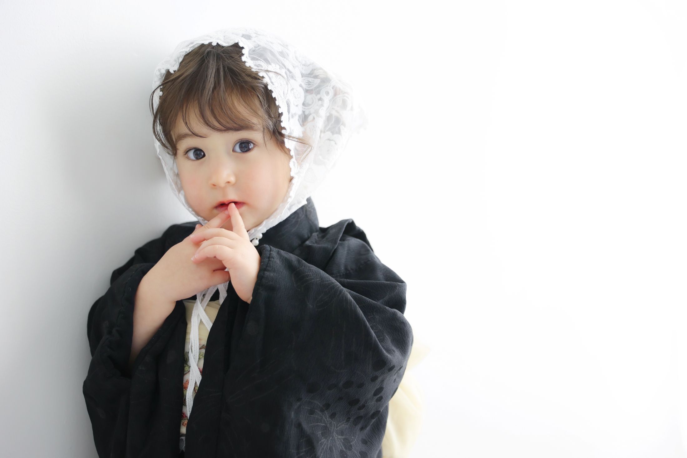 レースのヘッドアクセサリーを合わせた3歳の女の子。ららぽーと堺店のスタジオ。大阪府堺市美原区黒山22-1 ららぽーと堺 3F