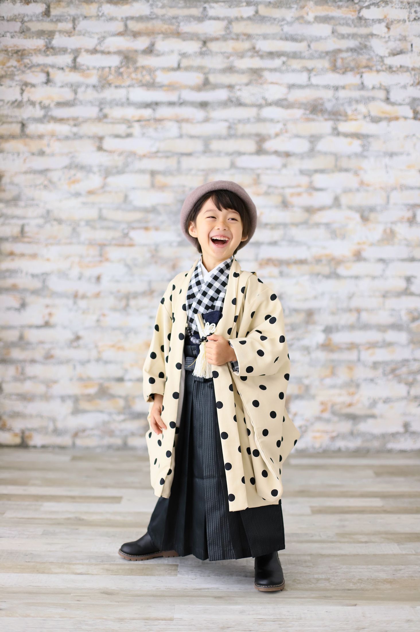 着物、羽織袴を着た5歳の男の子。セブンパーク天美での七五三のスタジオ撮影。店舗住所：大阪府松原市天美東3-500 セブンパーク天美 2F