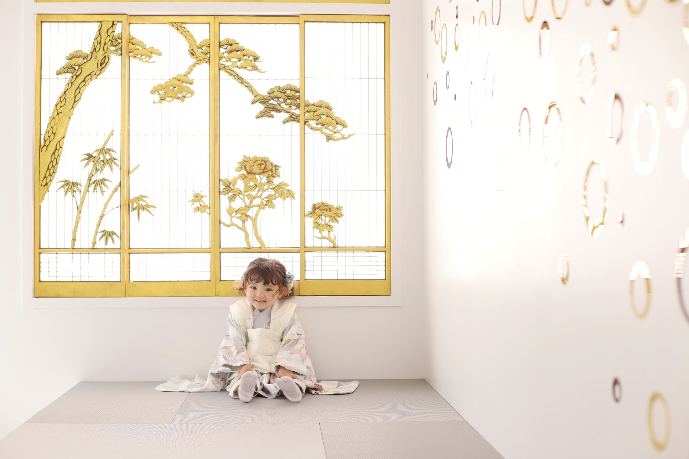 ナチュラルカラーの被布。七五三の撮影で着物を着た3歳の女の子。ららぽーと門真での七五三のスタジオ撮影。