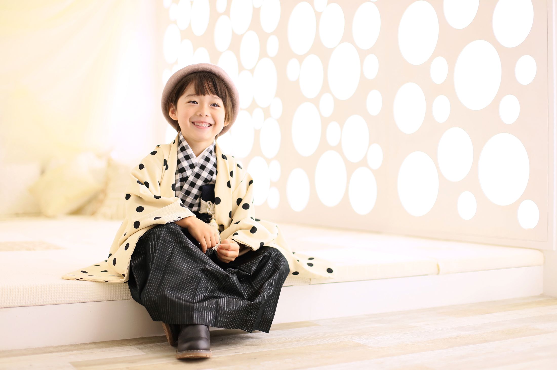 着物、羽織袴を着た5歳の男の子。セブンパーク天美での七五三のスタジオ撮影。店舗住所：大阪府松原市天美東3-500 セブンパーク天美 2F