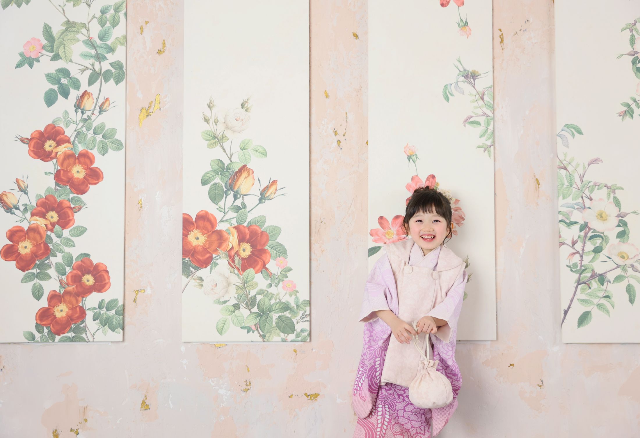 着物を着た3歳の女の子。ららぽーと湘南平塚での七五三のスタジオ撮影。神奈川県平塚市天沼10-1 ららぽーと湘南平塚 3F