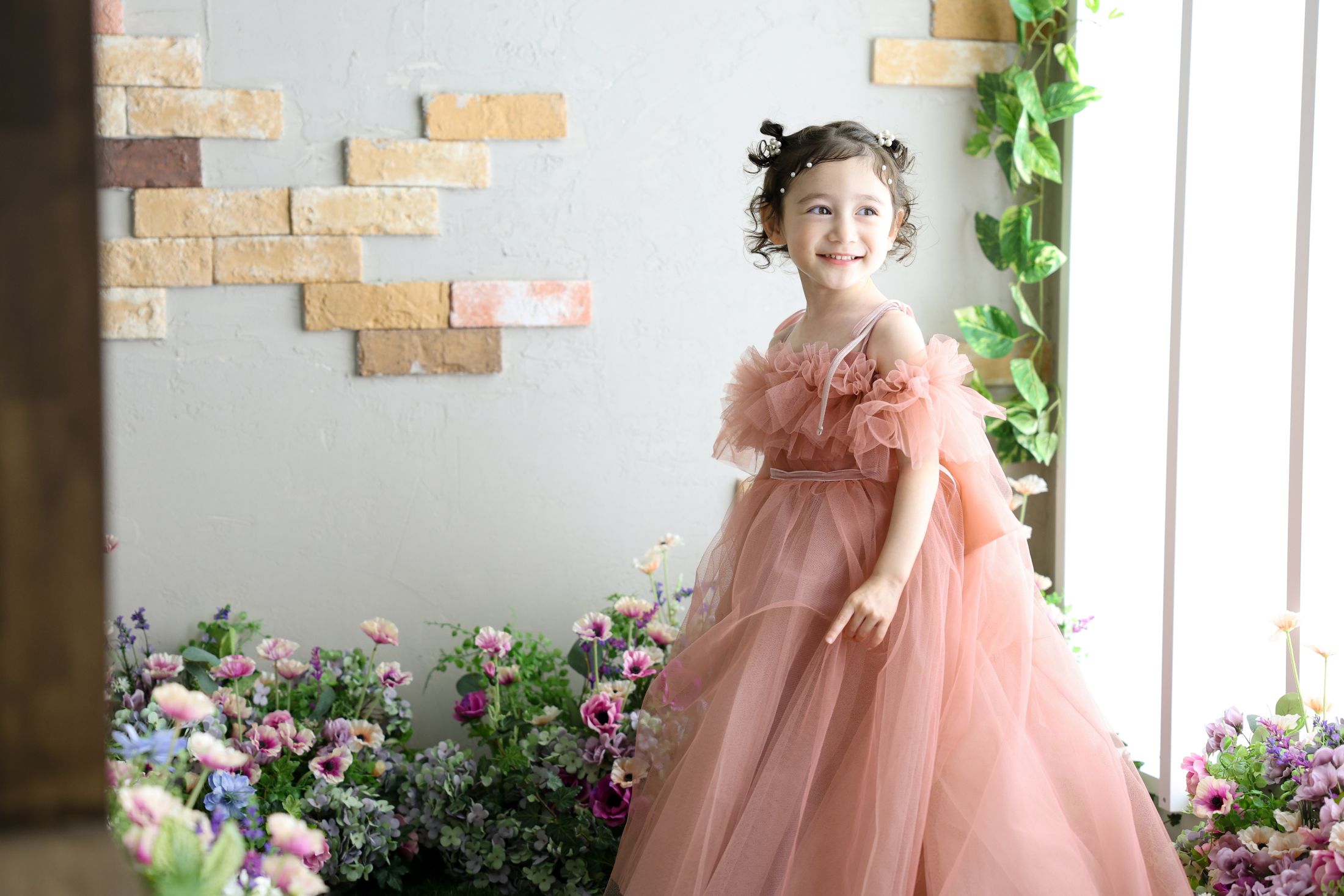ドレスを着た5歳の女の子。おおとりでの七五三のスタジオ撮影。店舗住所：大阪府堺市西区鳳西町1-77-8