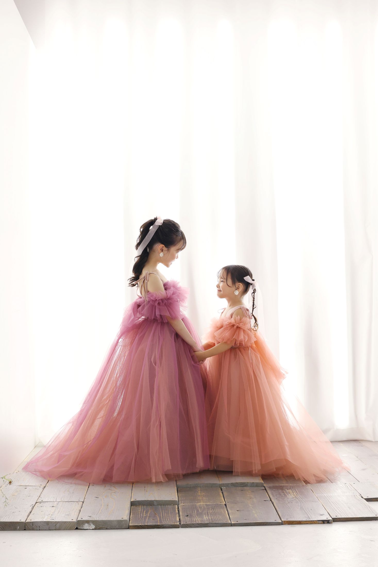 ドレスを着た10歳の女の子と5歳の女の子。姉妹。ららぽーと堺での七五三の1/2成人式のスタジオ撮影。大阪府堺市美原区黒山22-1 ららぽーと堺 3F