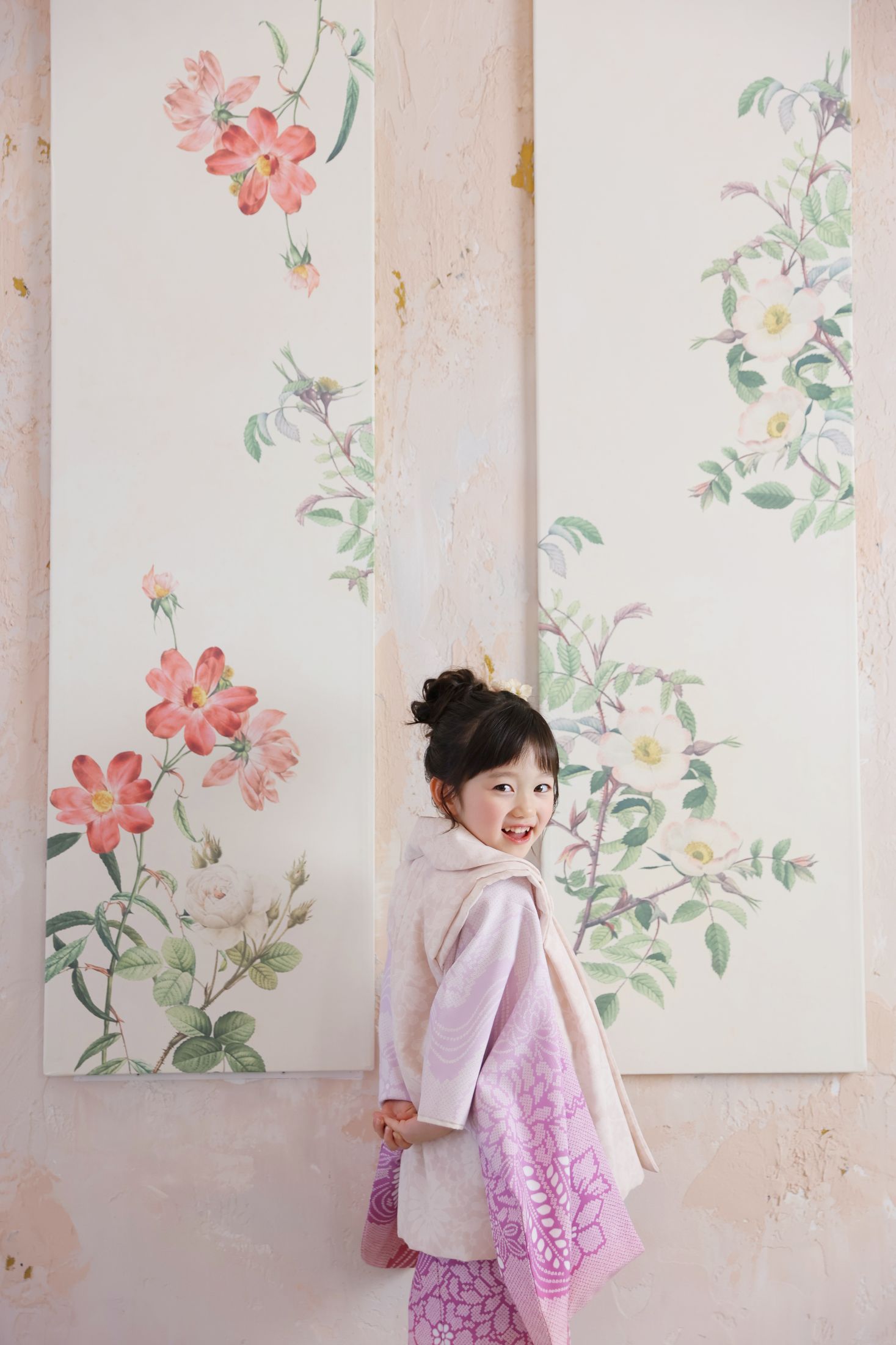着物を着た3歳の女の子。ららぽーと湘南平塚での七五三のスタジオ撮影。神奈川県平塚市天沼10-1 ららぽーと湘南平塚 3F