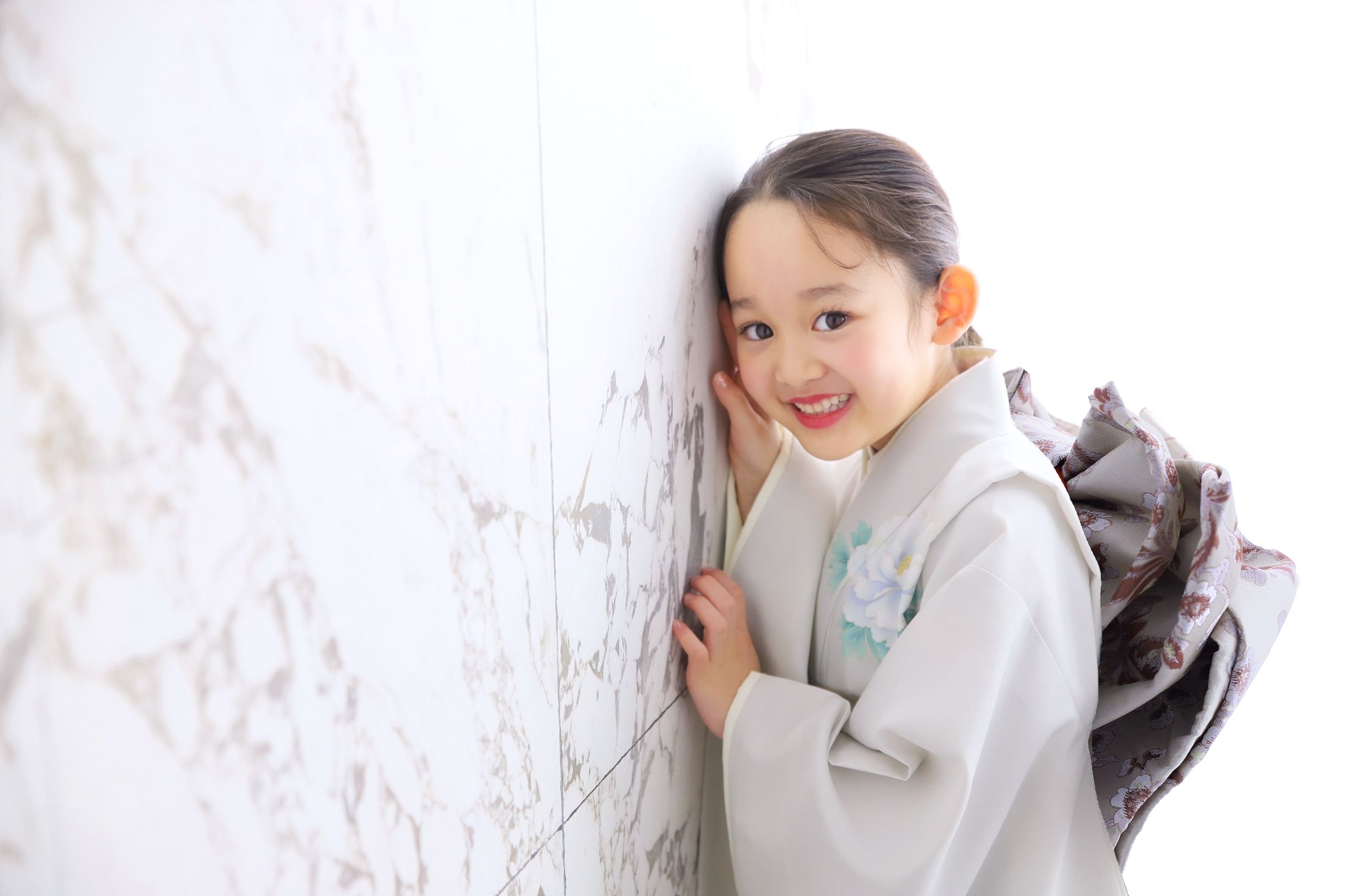 着物を着た7歳の女の子。りんくうシークルでの七五三のスタジオ撮影。店舗住所：大阪府泉佐野市りんくう往来南3 りんくうプレジャータウンシークル 1F
