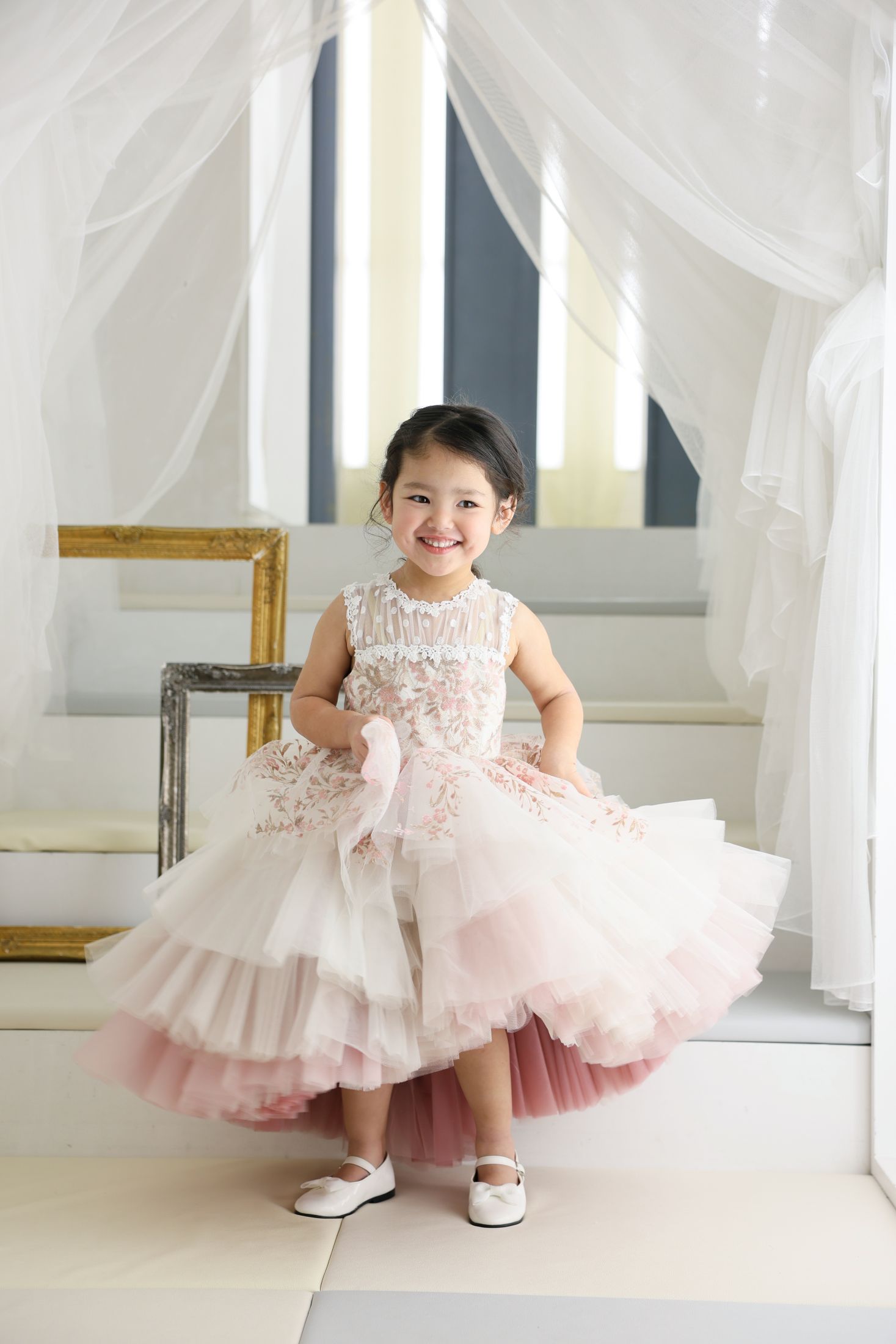 ドレスを着た5歳の女の子。イオンモール和歌山での七五三のスタジオ撮影。和歌山県和歌山市ふじと台23 イオンモール和歌山 3F