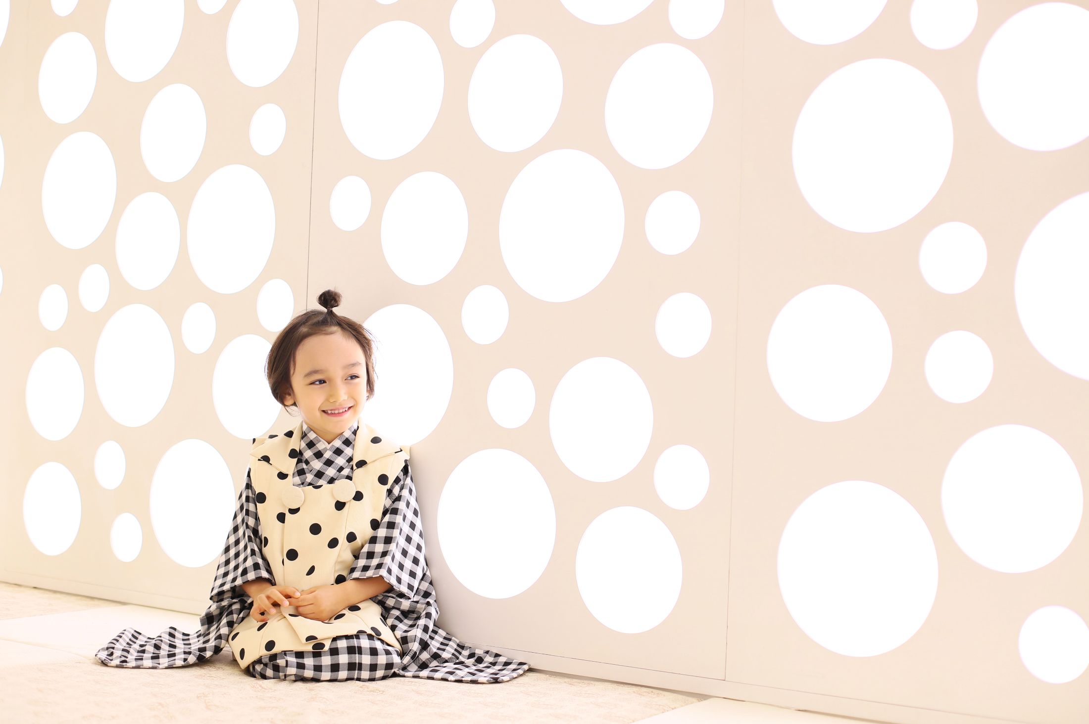 着物、羽織袴を着た3歳の男の子。セブンパーク天美での七五三の スタジオ撮影。店舗住所：大阪府松原市天美東3-500 セブンパーク天美 2F