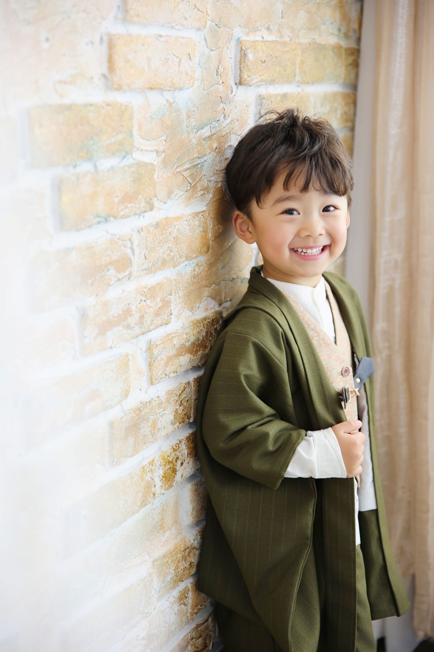 着物、羽織袴を着た3歳の男の子。ららぽーと甲子園での七五三のスタジオ撮影。兵庫県西宮市甲子園八番町1-100 2F