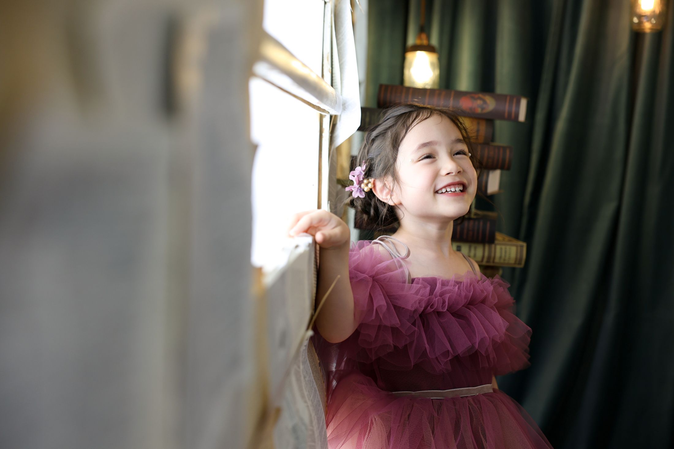 ドレスを着た7歳の女の子。おおとりでの七五三のスタジオ撮影。店舗住所：大阪府堺市西区鳳西町1-77-8