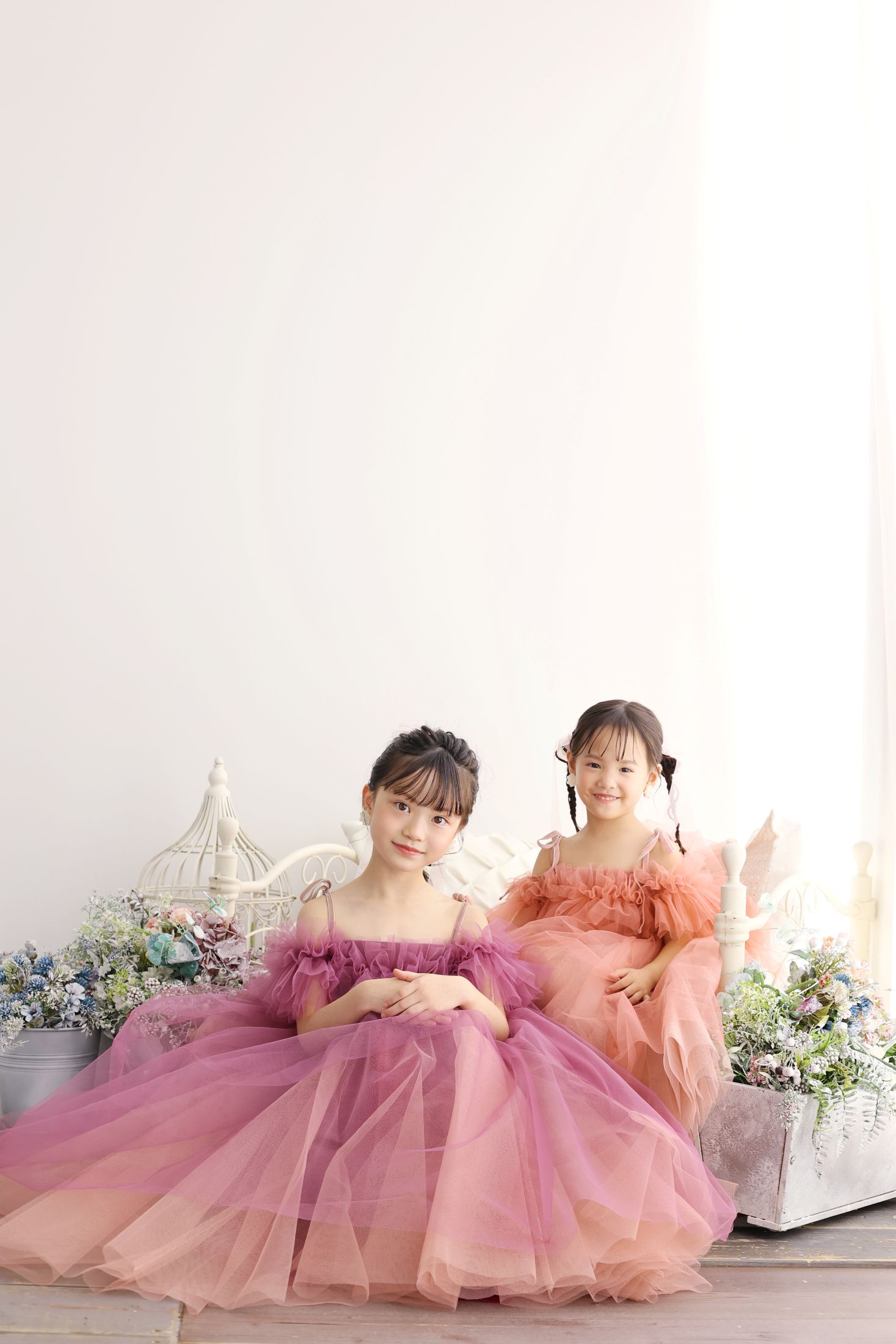 ドレスを着た10歳の女の子と5歳の女の子。姉妹。ららぽーと堺での七五三の1/2成人式のスタジオ撮影。大阪府堺市美原区黒山22-1 ららぽーと堺 3F