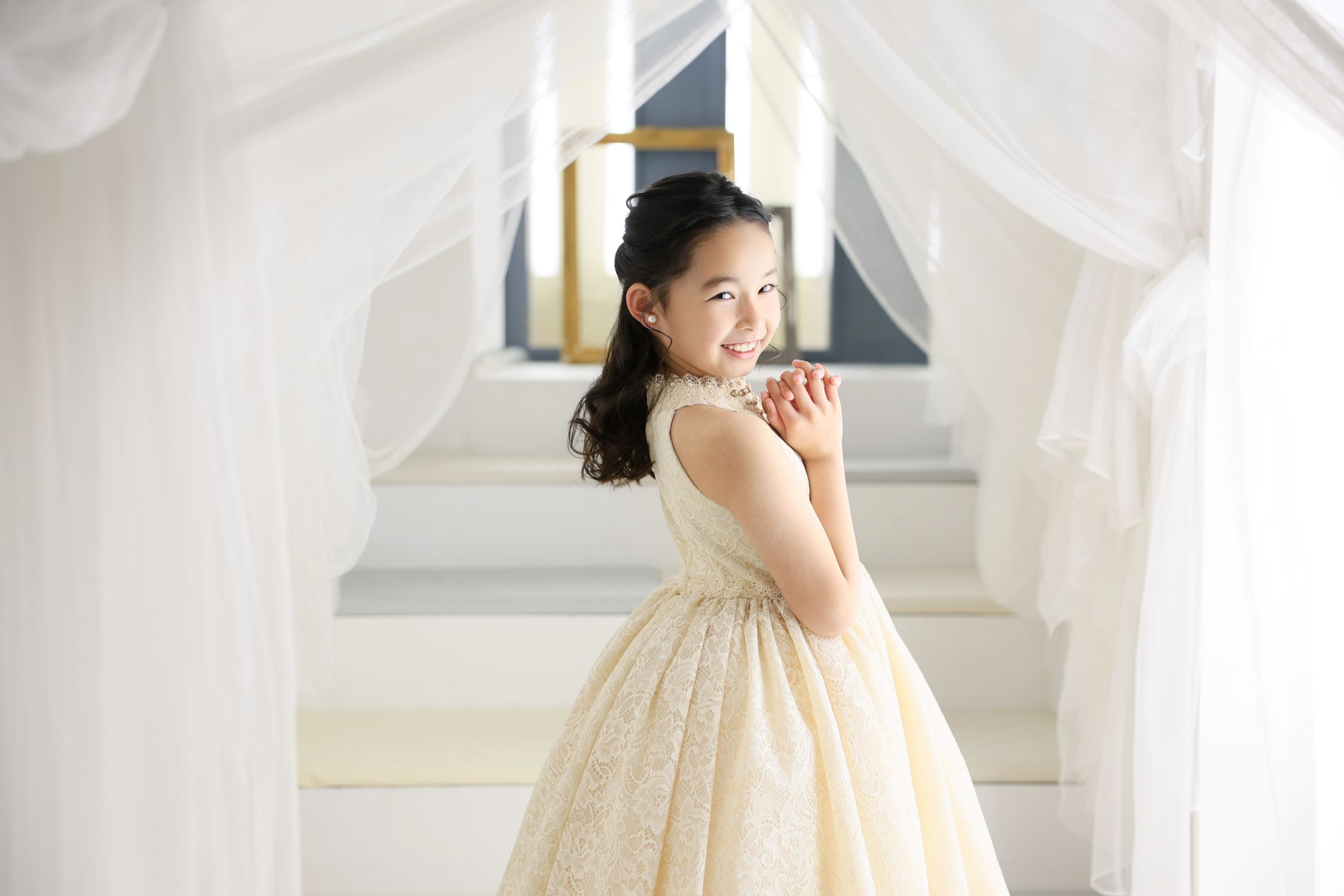 ドレスを着た7歳の女の子。イオンモール和歌山での七五三のスタジオ撮影。和歌山県和歌山市ふじと台23 イオンモール和歌山 3F