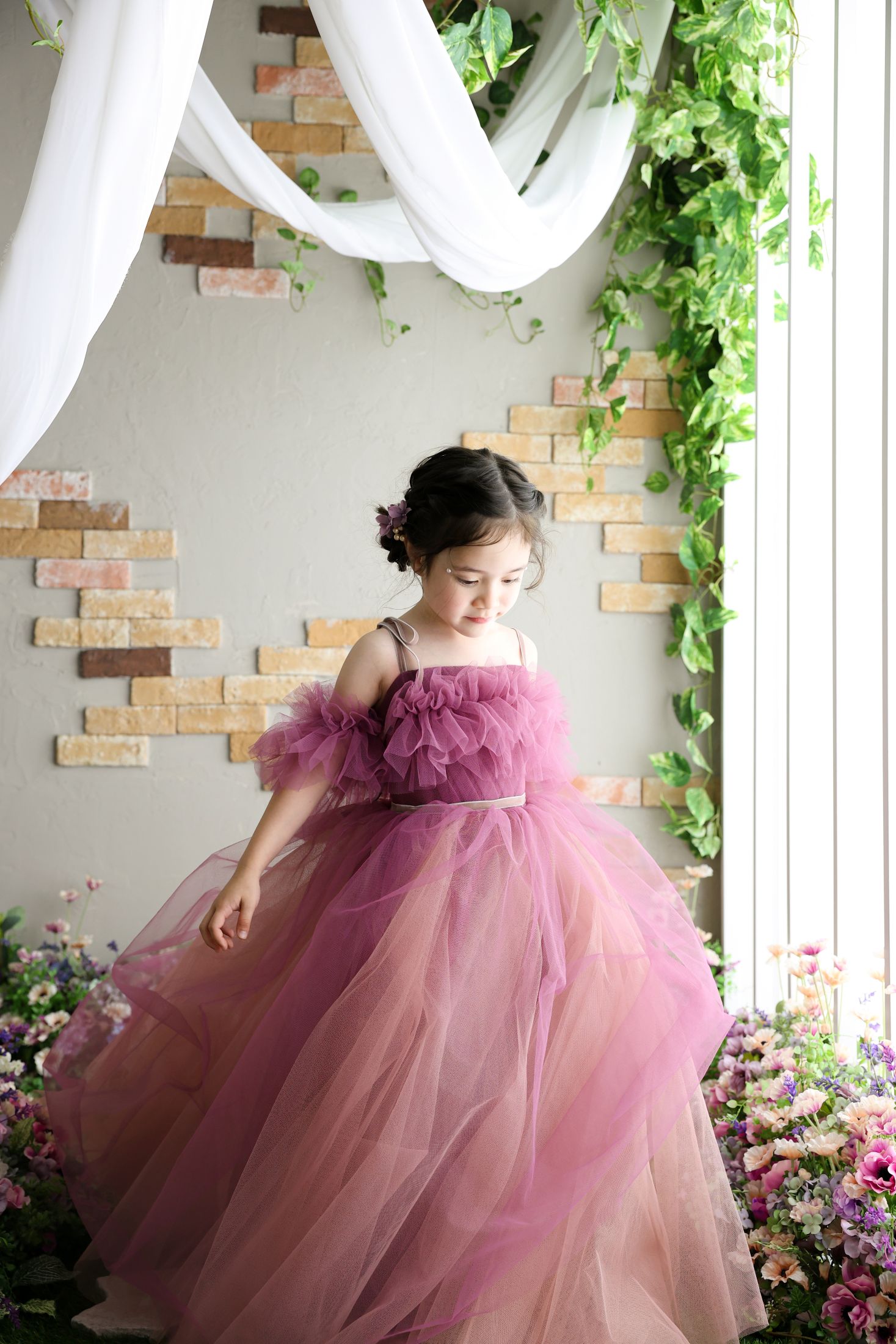 ドレスを着た7歳の女の子。おおとりでの七五三のスタジオ撮影。店舗住所：大阪府堺市西区鳳西町1-77-8