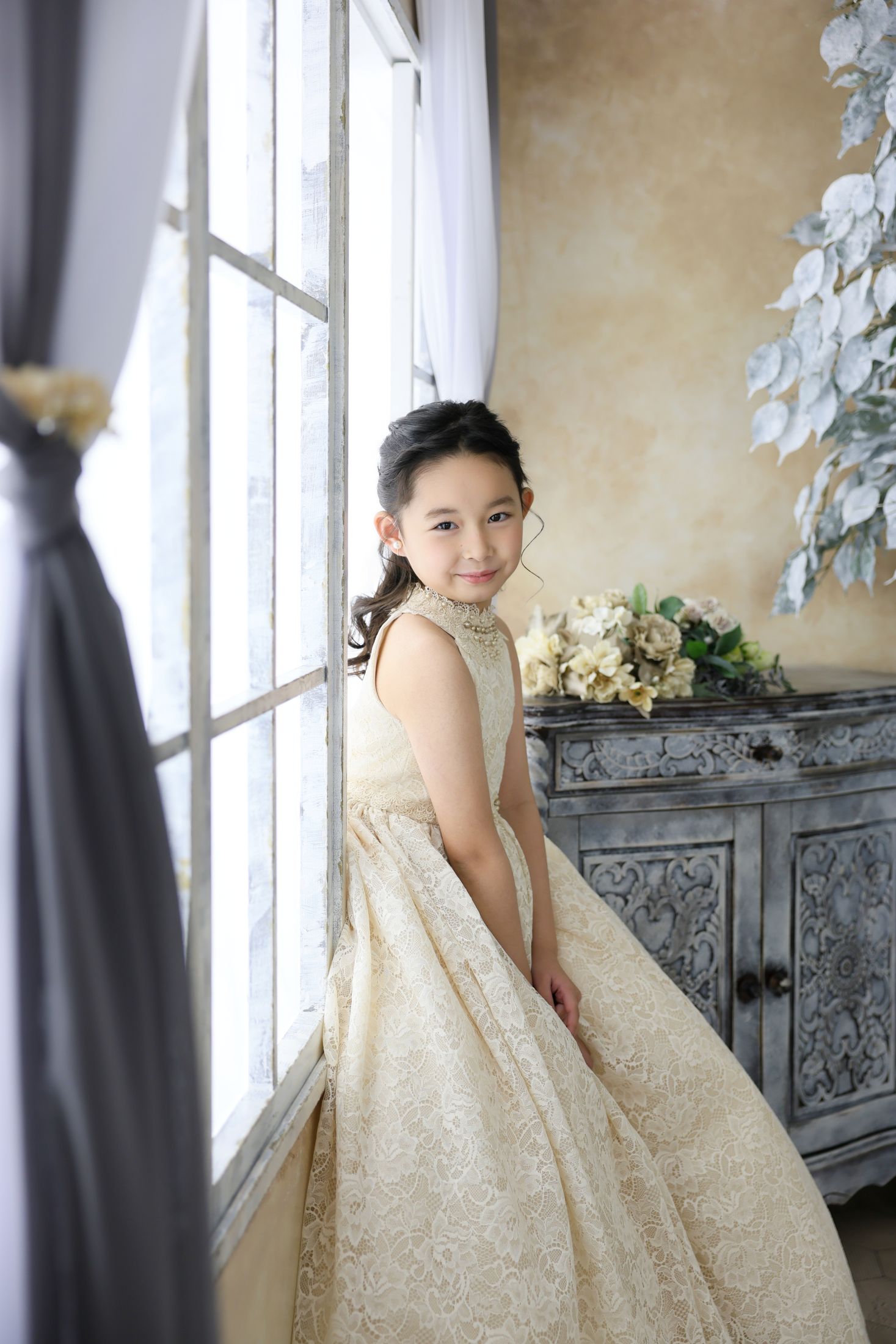 ドレスを着た7歳の女の子。イオンモール和歌山での七五三のスタジオ撮影。和歌山県和歌山市ふじと台23 イオンモール和歌山 3F