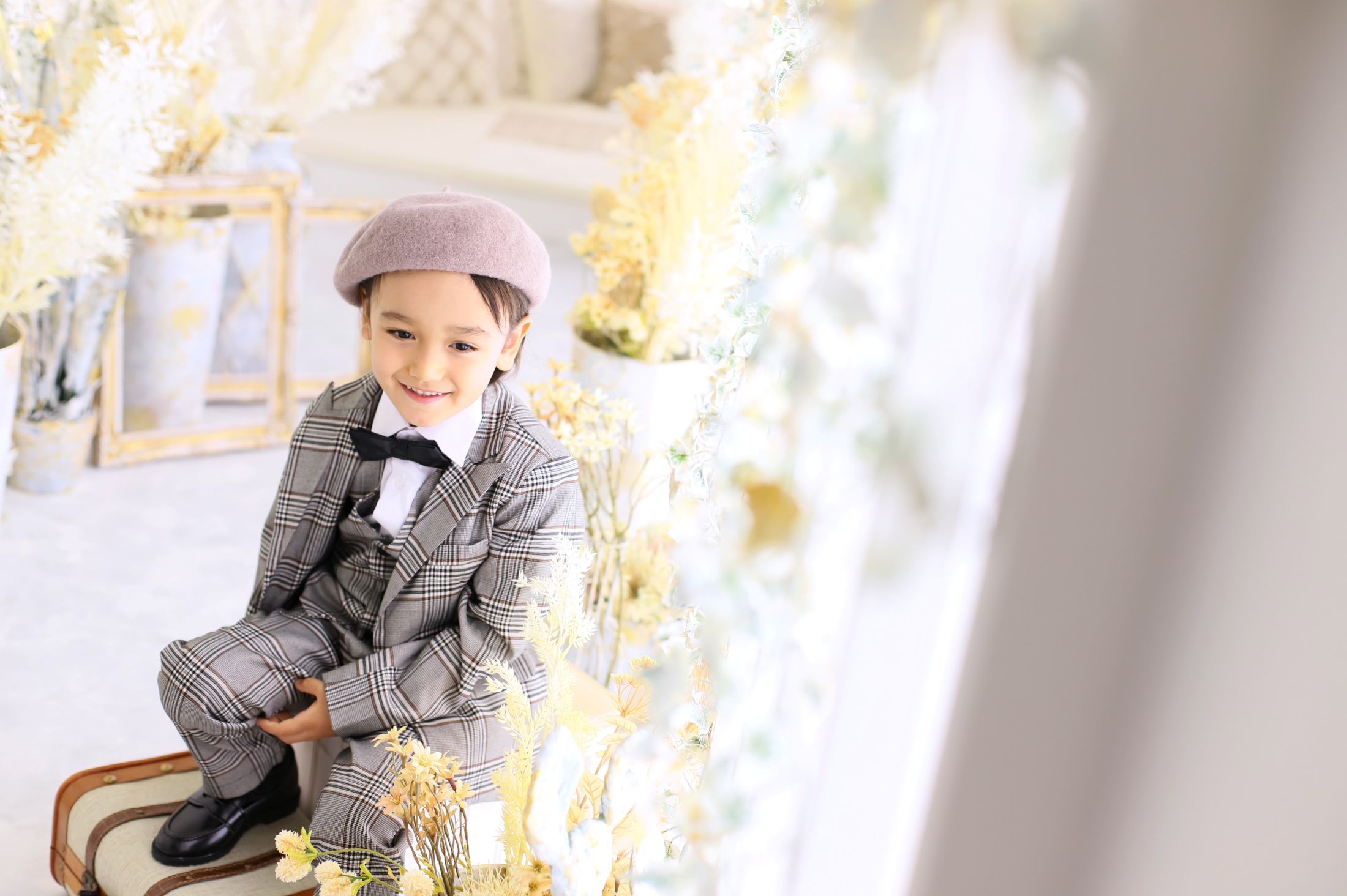スーツを着た5歳の男の子。セブンパーク天美での七五三の スタジオ撮影。店舗住所：大阪府松原市天美東3-500 セブンパーク天美 2F