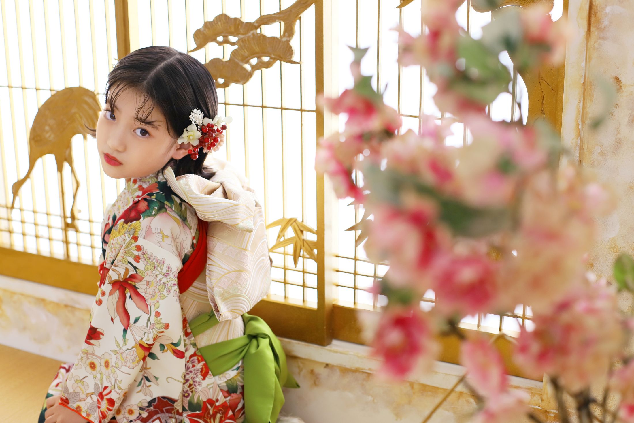 着物を着た7歳の女の子。セブンパーク天美での七五三のスタジオ撮影。店舗住所：大阪府松原市天美東3-500 セブンパーク天美 2F