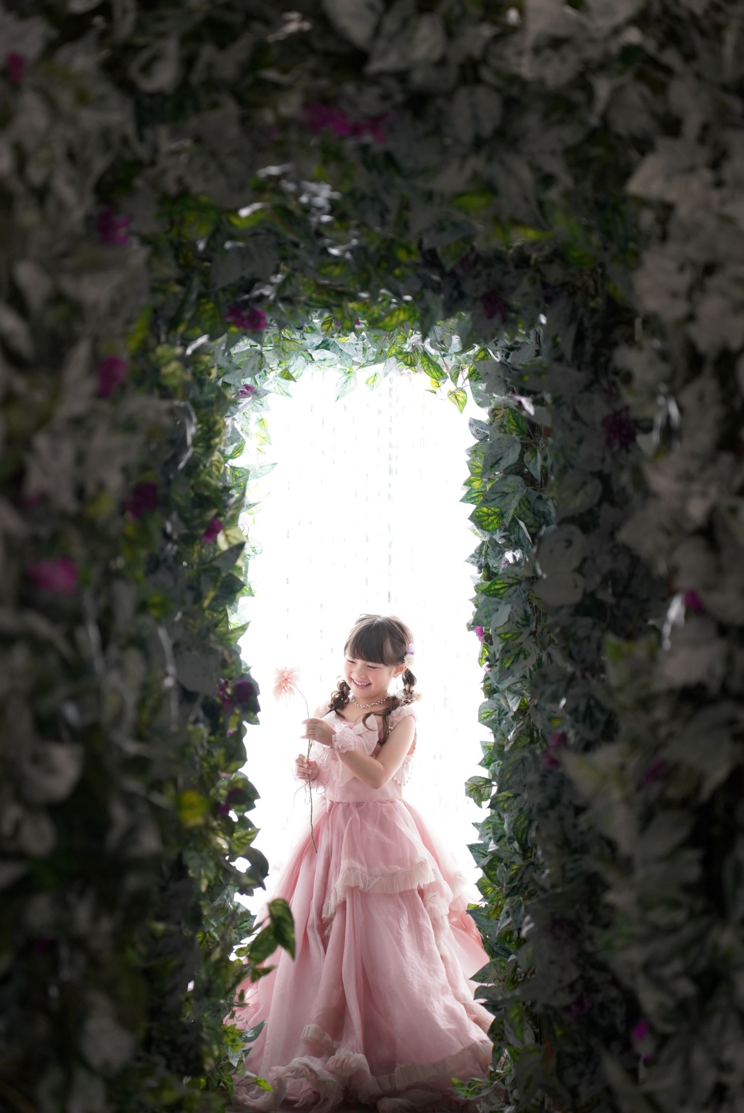 七五三の記念日を迎えた７歳の女の子。オシャレなハウススタジオでドレスを着て笑顔で撮影している写真。テラスモールまつどでの七五三のスタジオ撮影。店舗住所：千葉県松戸市八ヶ崎二丁目8-1 テラスモール松戸3F