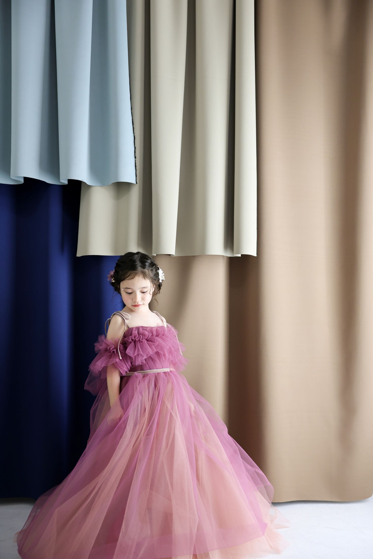 ドレスを着た7歳の女の子。おおとりでの七五三のスタジオ撮影。店舗住所：大阪府堺市西区鳳西町1-77-8