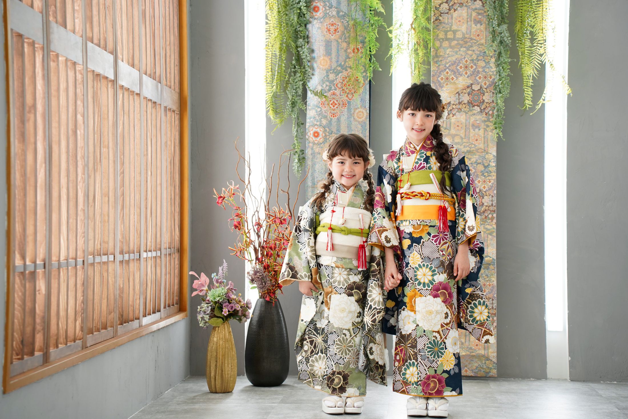 着物をきた姉妹の女の子。10歳７歳。1/2成人式と七五三。ららぽーと立川でのスタジオ撮影。東京都立川市泉町935-1 ららぽーと立川立飛 3F