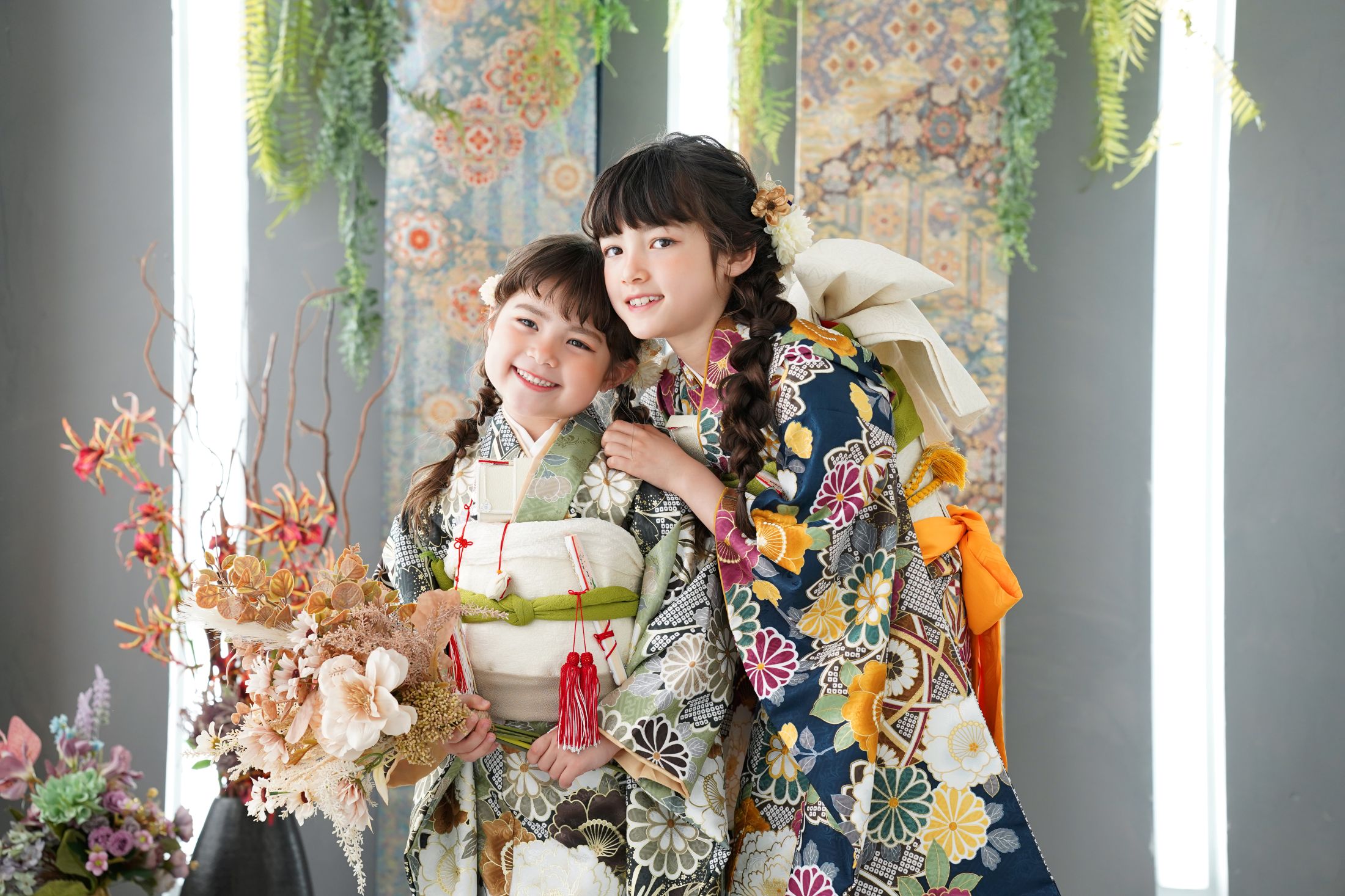 着物をきた姉妹の女の子。10歳3歳。1/2成人式と七五三。ららぽーと立川でのスタジオ撮影。東京都立川市泉町935-1 ららぽーと立川立飛 3F
