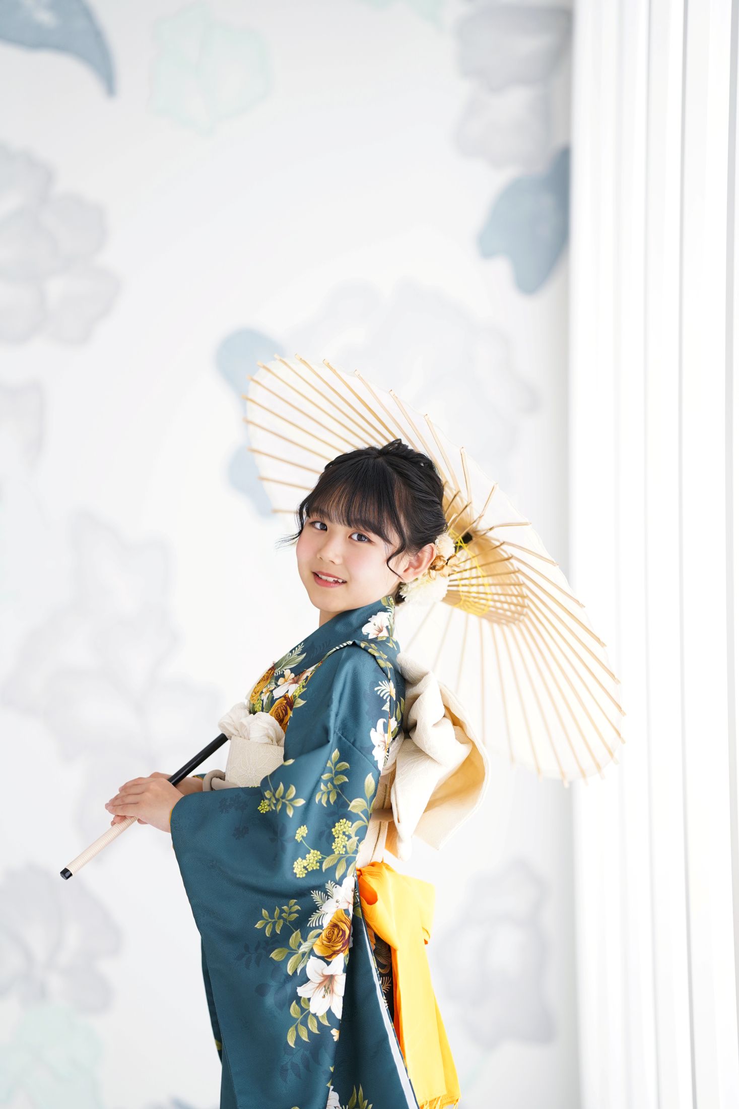 袴を着た12歳の女の子。ららぽーと立川での小学校卒業袴のスタジオ撮影。東京都立川市泉町935-1 ららぽーと立川立飛 3F