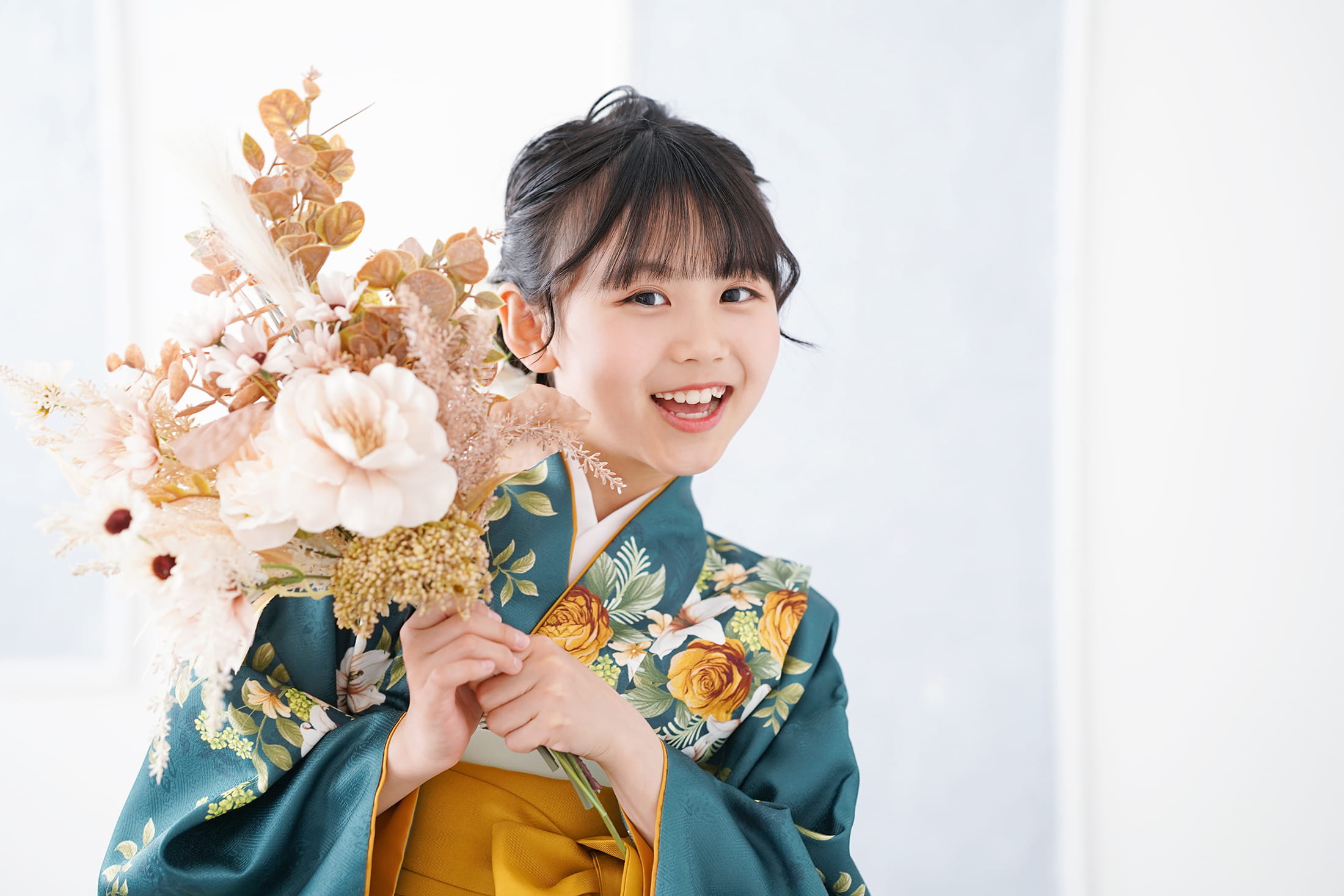 花束を持つ女の子の卒業袴姿