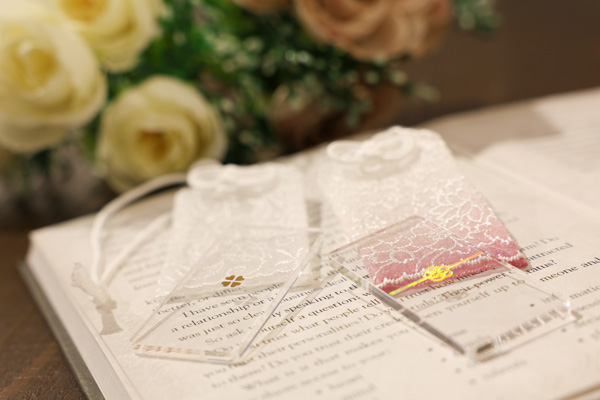 http://繊細な総レースデザインの願い守り。結婚の記念やギフトにおすすめのフォトスタジオオリジナルグッズ