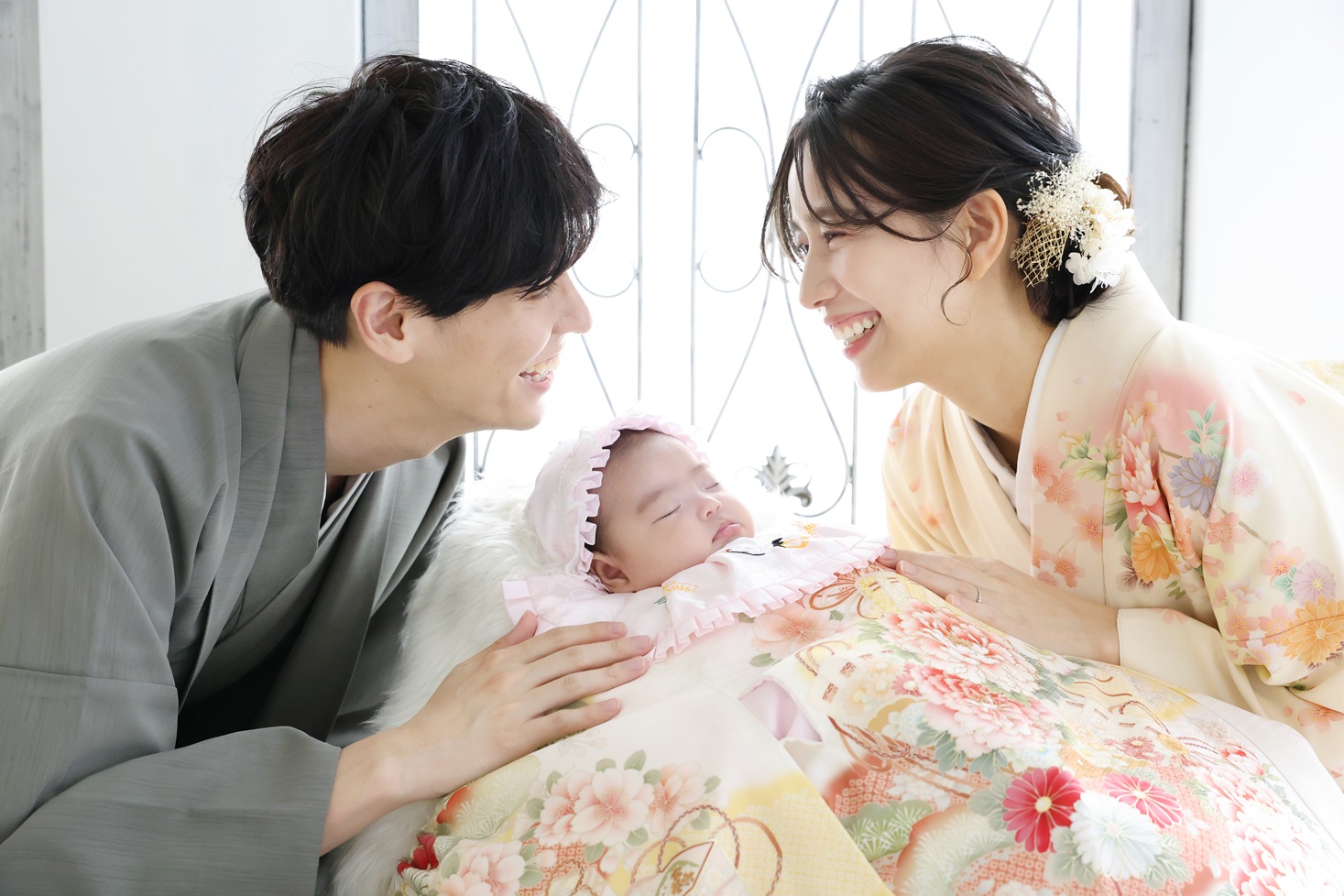 おそろいの着物を着た家族のお宮参り撮影。赤ちゃんが眠る穏やかな家族写真。