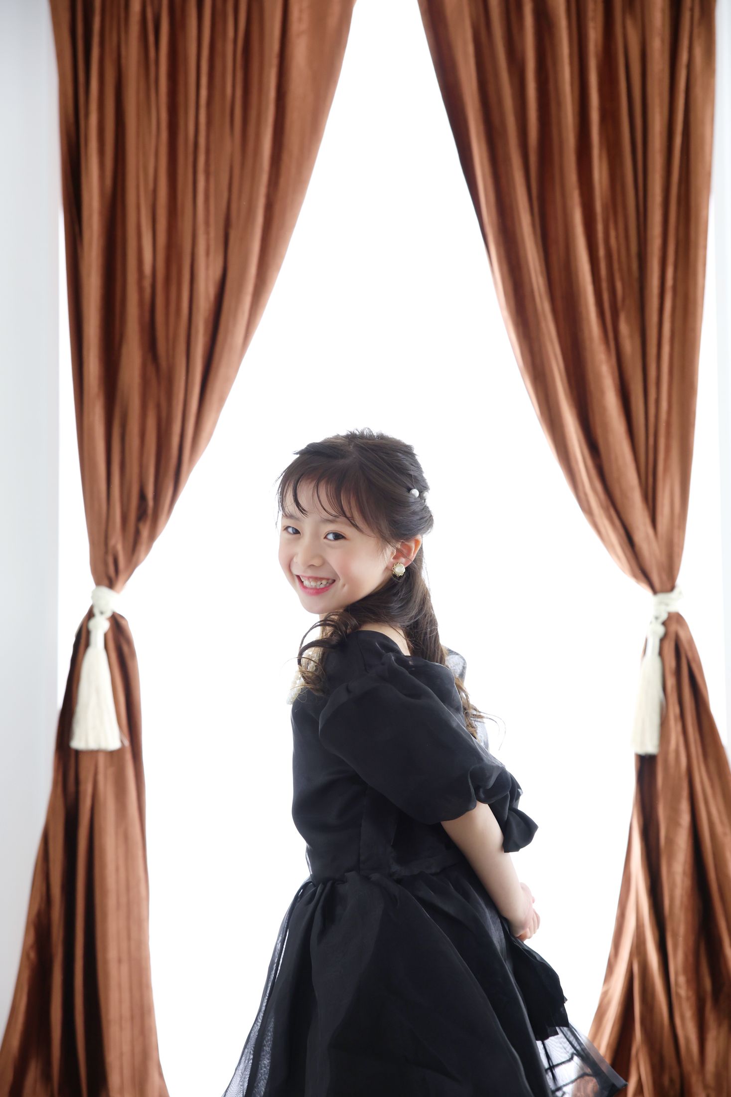 シックなドレスとモダンなスタジオ装飾。二分の一成人式フォト。