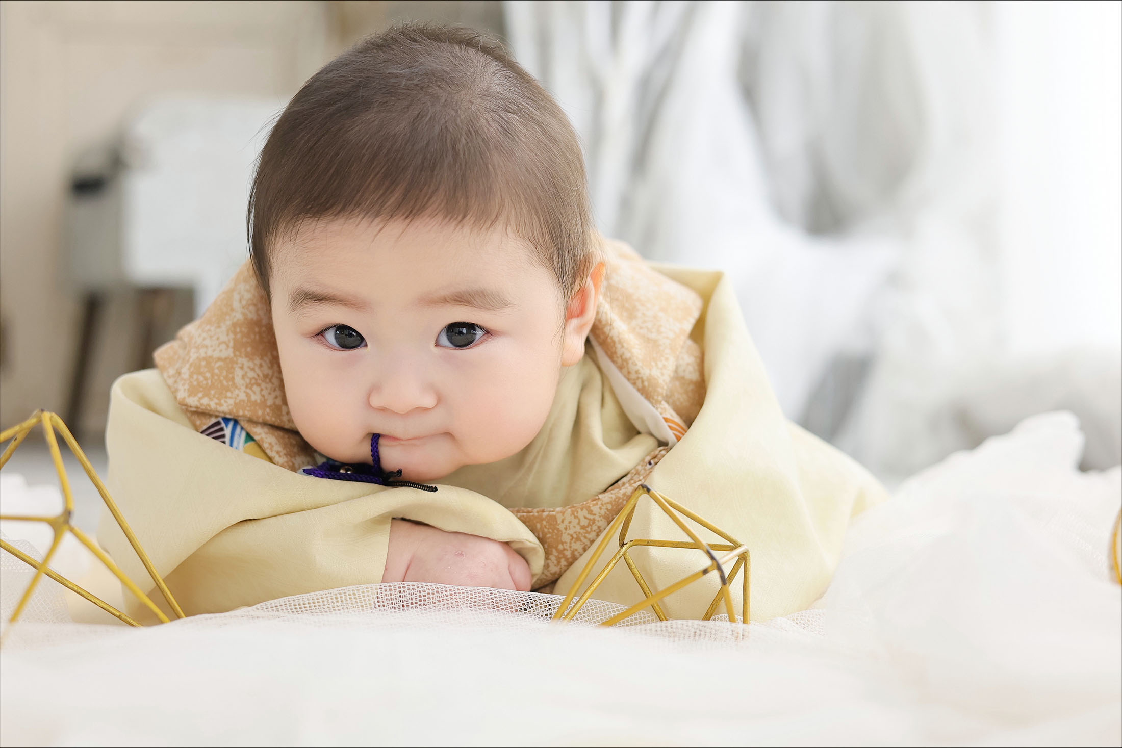 黄色の着物を着た赤ちゃんのハーフバースデーフォト