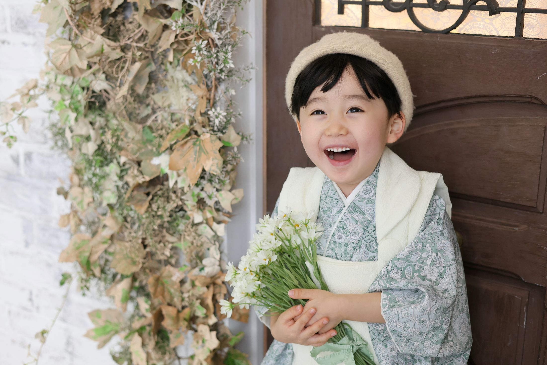被布を着た3歳の男の子。しんかな大阪南での七五三のスタジオ撮影。 店舗住所：大阪府堺市北区長曽根町3069-7