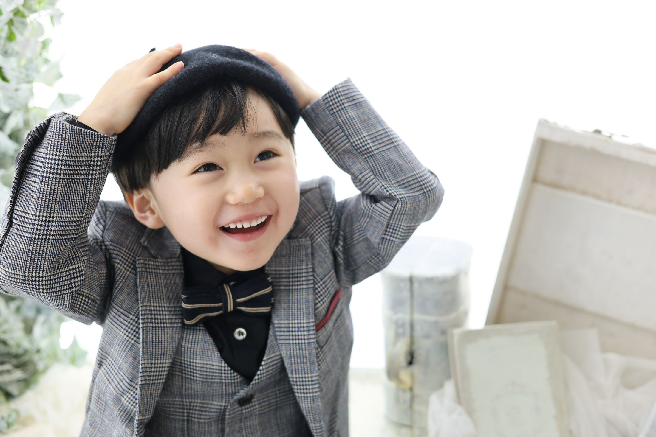 スーツを着た3歳の男の子。しんかな大阪南での七五三のスタジオ撮影。店舗住所：大阪府堺市北区長曽根町3069-7