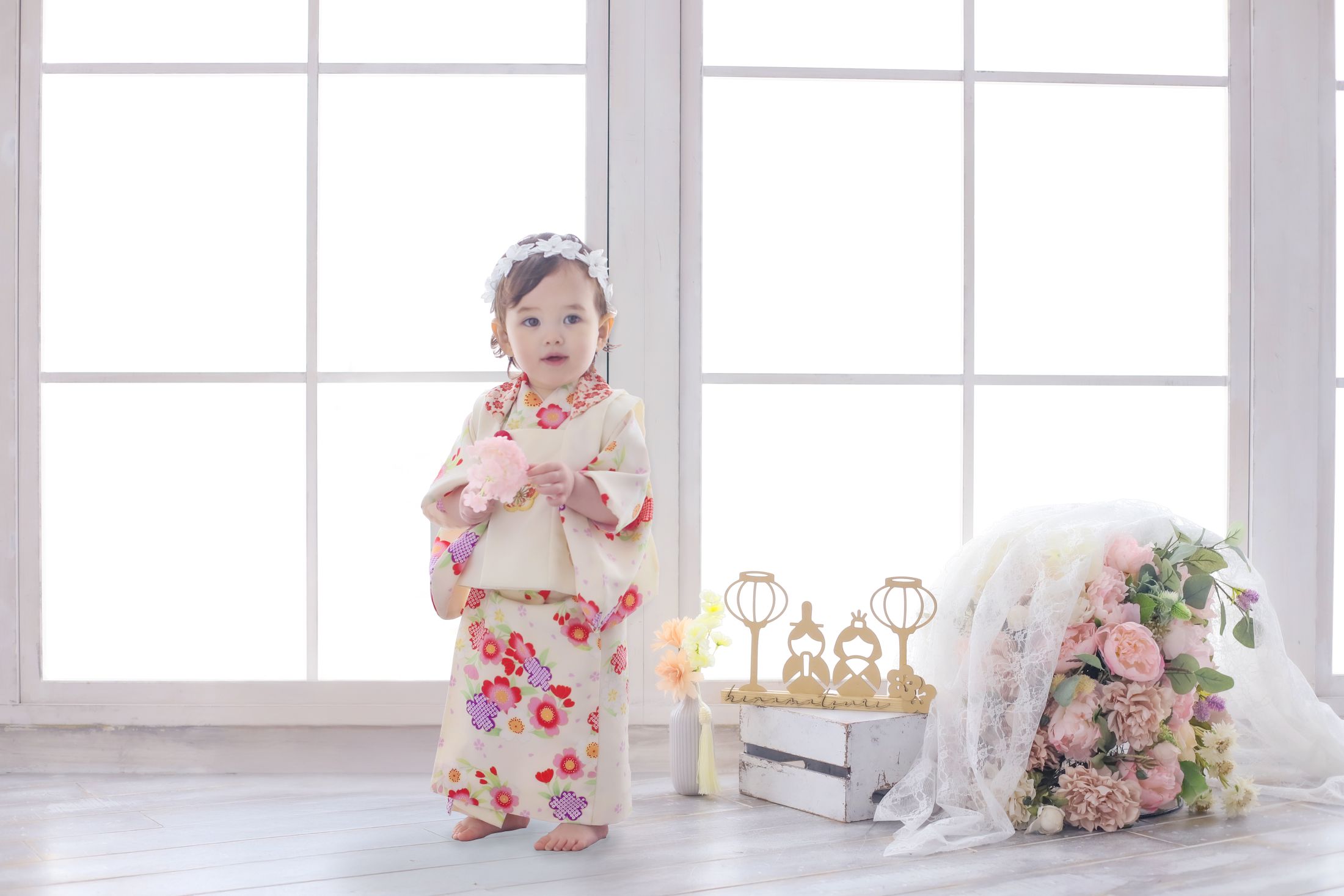 着物を着た1歳女の子の赤ちゃん。桃の節句の記念で撮影した写真。しんかな大阪南での七五三のスタジオ撮影。店舗住所：大阪府堺市北区長曽根町3069-7