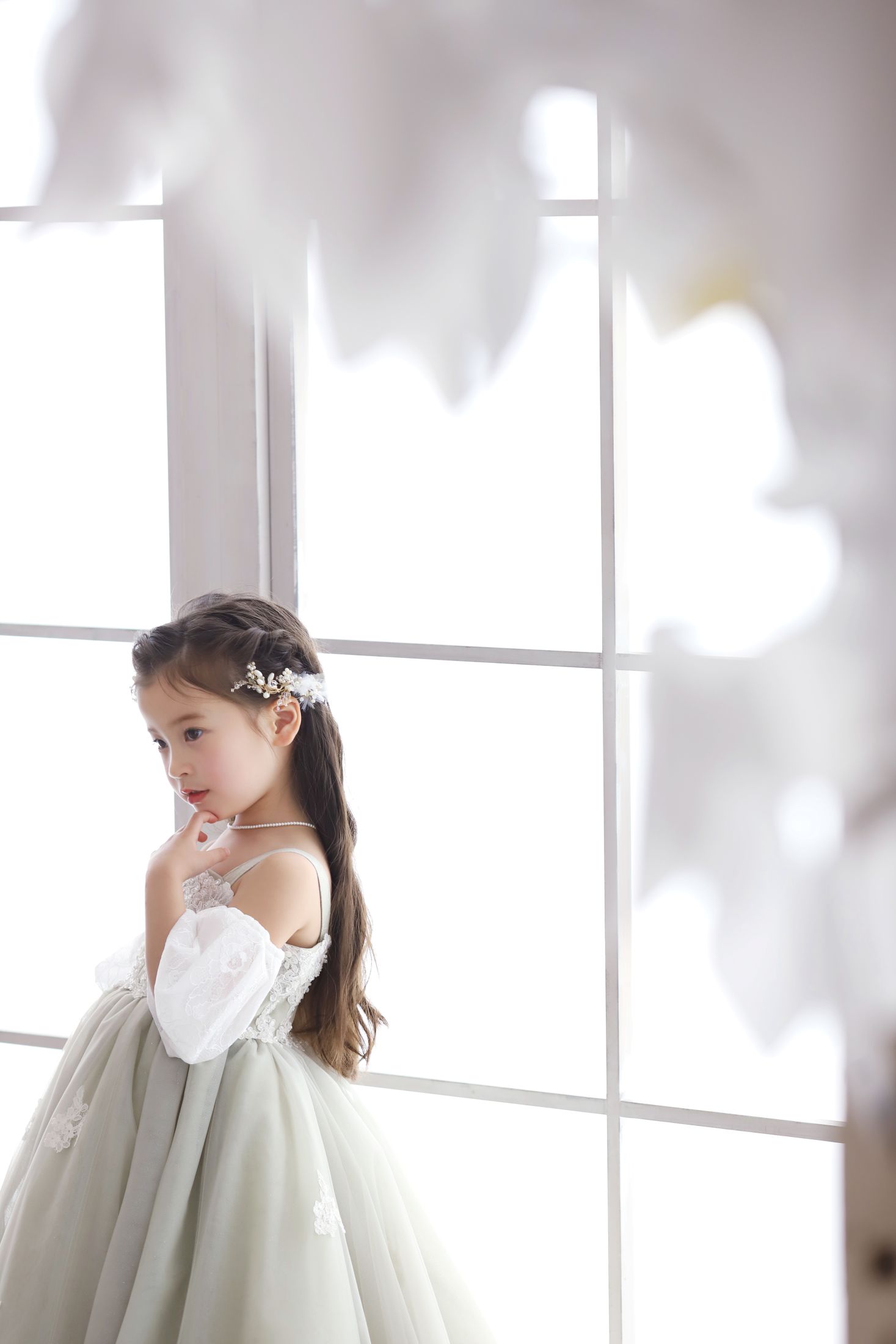 ドレスを着た7歳の女の子。しんかな大阪南での七五三のスタジオ撮影。店舗住所：大阪府堺市北区長曽根町3069-7